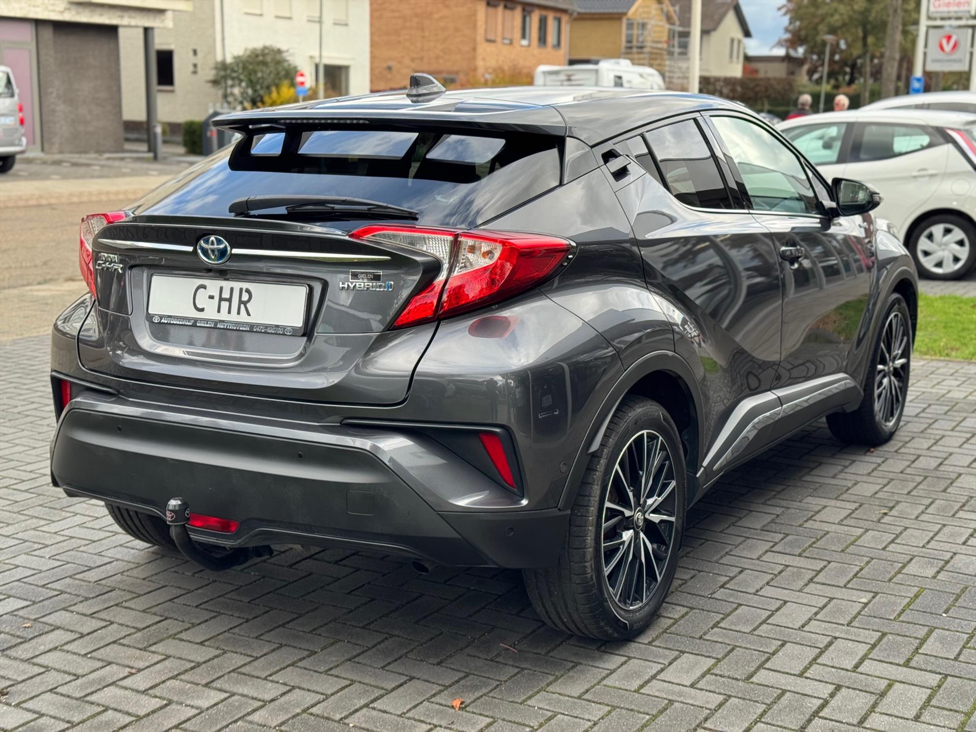 Toyota C-HR 1.8 Hybrid First Edition | Eerste eigenaar, Trekhaak, JBL, Stoelverwarming, 18 inch, Keyless, Chroom pakket, Nieuw geleverd! 48480024-4.jpg | Autobedrijf Gielen