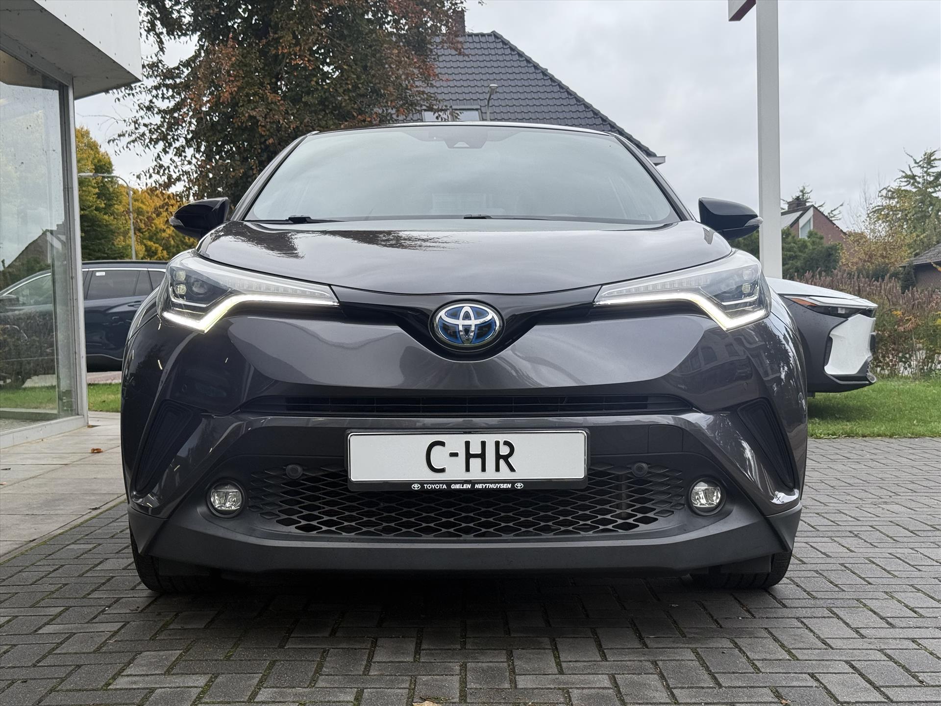 Toyota C-HR 1.8 Hybrid Bi-Tone Plus | Leer, Stoel + Stuurverwarming, Navigatie, Dodehoekherkenning, Parkeersensoren 48507331-11.jpg | Autobedrijf Gielen
