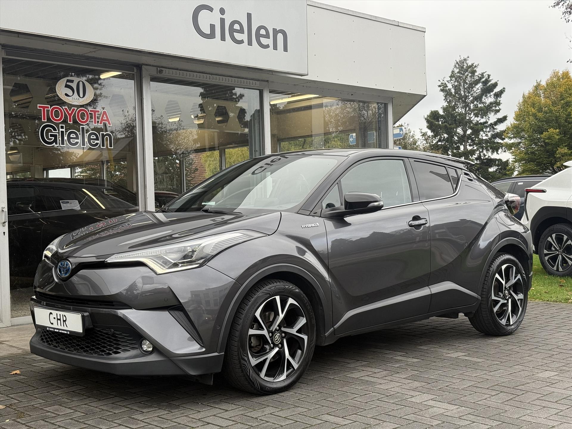 Toyota C-HR 1.8 Hybrid Bi-Tone Plus | Leer, Stoel + Stuurverwarming, Navigatie, Dodehoekherkenning, Parkeersensoren 48507331-12.jpg | Autobedrijf Gielen