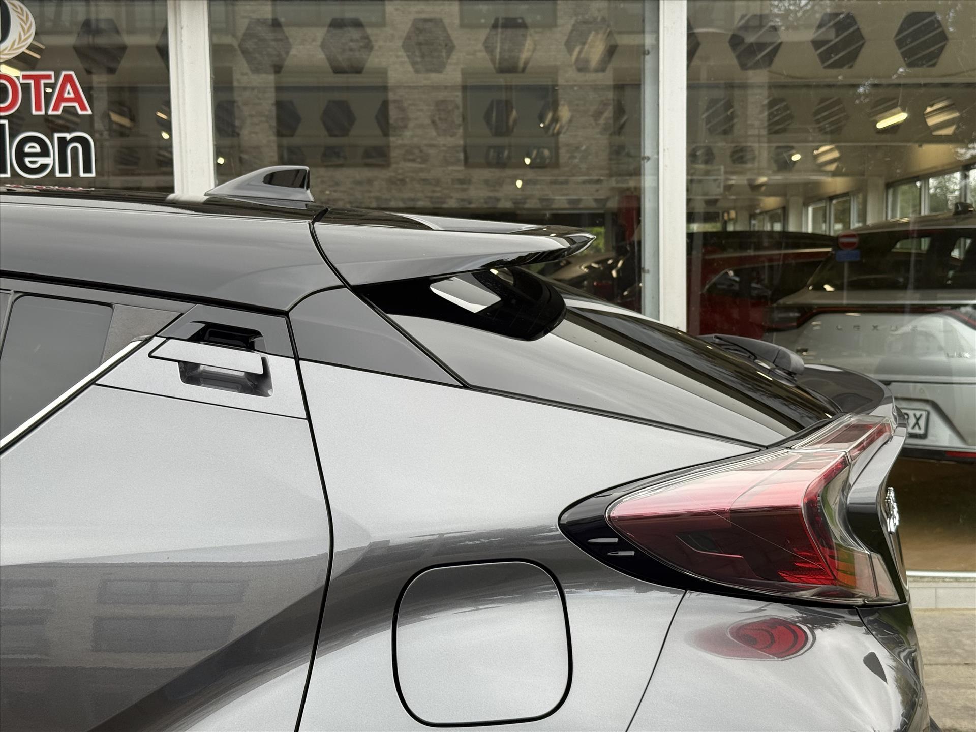 Toyota C-HR 1.8 Hybrid Bi-Tone Plus | Leer, Stoel + Stuurverwarming, Navigatie, Dodehoekherkenning, Parkeersensoren 48507331-14.jpg | Autobedrijf Gielen