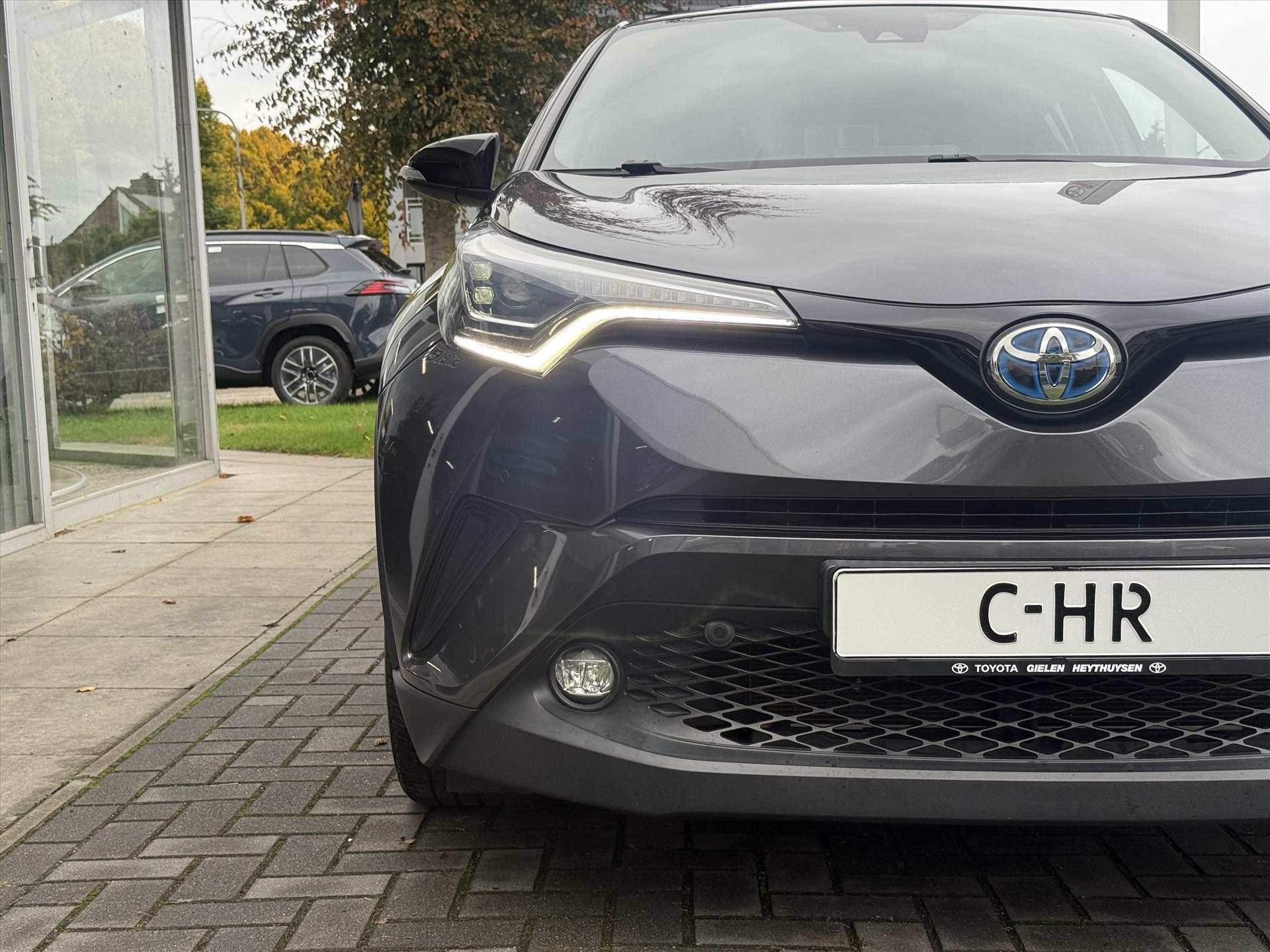 Toyota C-HR 1.8 Hybrid Bi-Tone Plus | Leer, Stoel + Stuurverwarming, Navigatie, Dodehoekherkenning, Parkeersensoren 48507331-15.jpg | Autobedrijf Gielen
