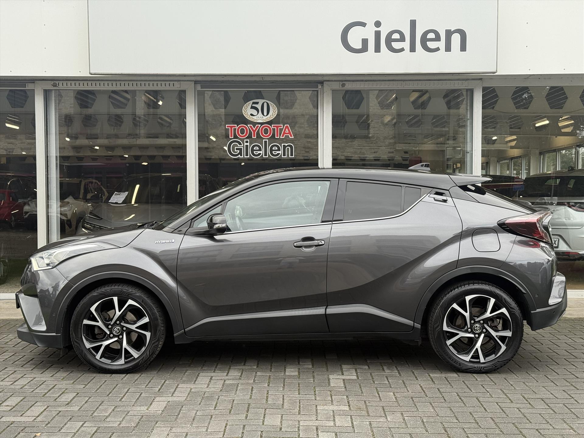 Toyota C-HR 1.8 Hybrid Bi-Tone Plus | Leer, Stoel + Stuurverwarming, Navigatie, Dodehoekherkenning, Parkeersensoren 48507331-16.jpg | Autobedrijf Gielen