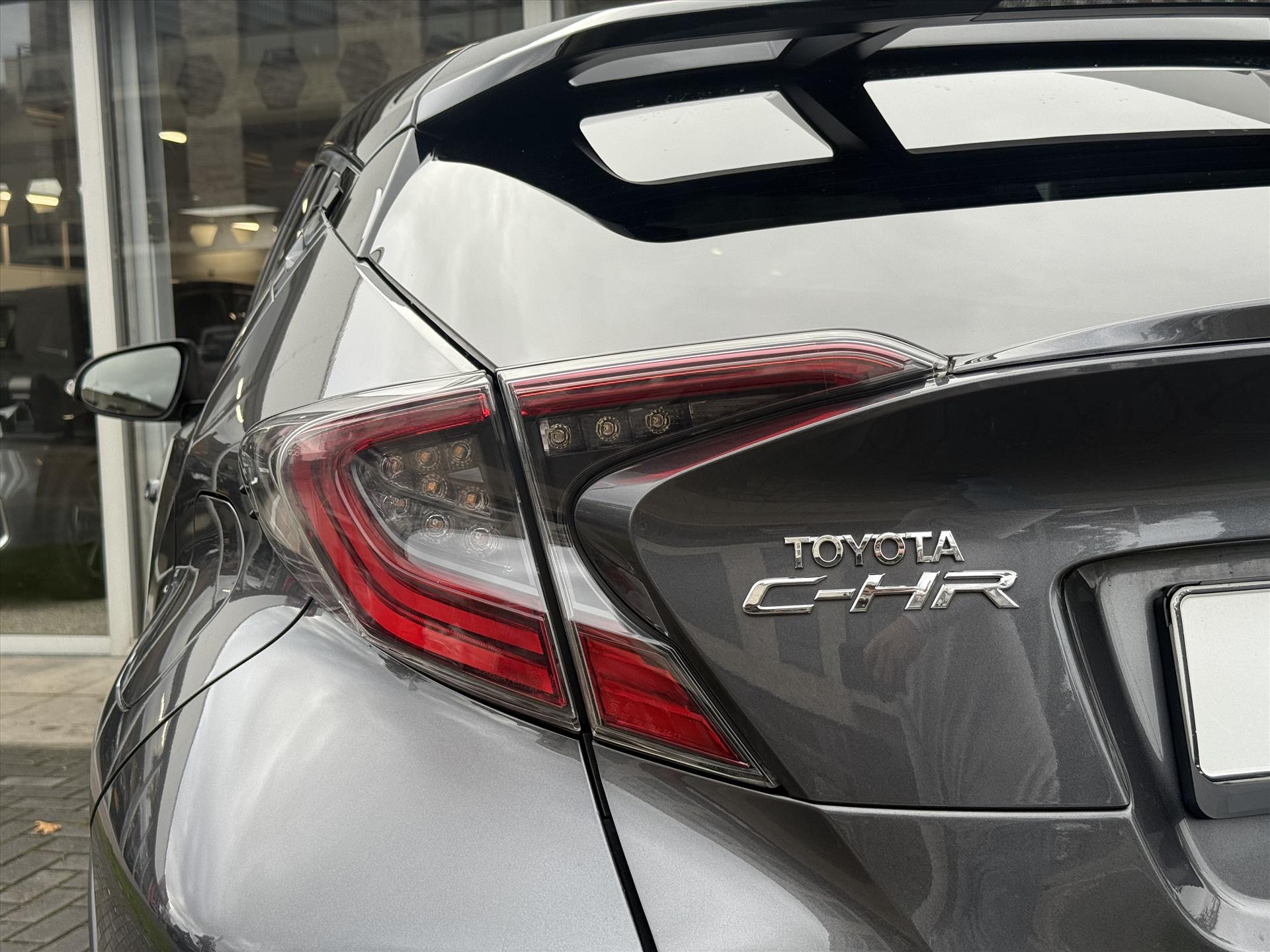 Toyota C-HR 1.8 Hybrid Bi-Tone Plus | Leer, Stoel + Stuurverwarming, Navigatie, Dodehoekherkenning, Parkeersensoren 48507331-17.jpg | Autobedrijf Gielen