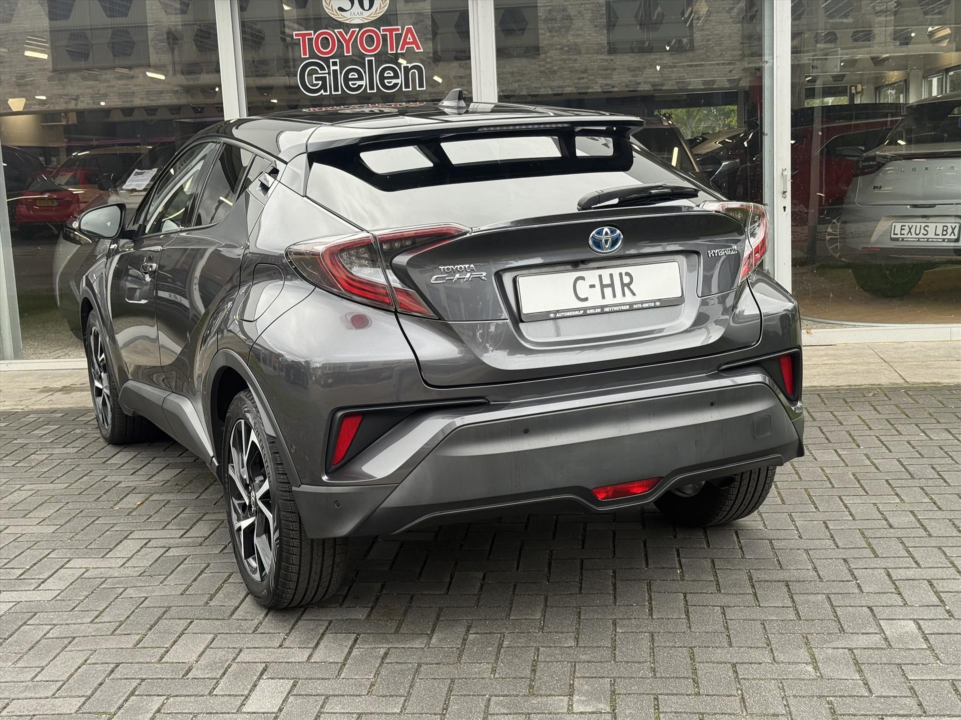 Toyota C-HR 1.8 Hybrid Bi-Tone Plus | Leer, Stoel + Stuurverwarming, Navigatie, Dodehoekherkenning, Parkeersensoren 48507331-19.jpg | Autobedrijf Gielen