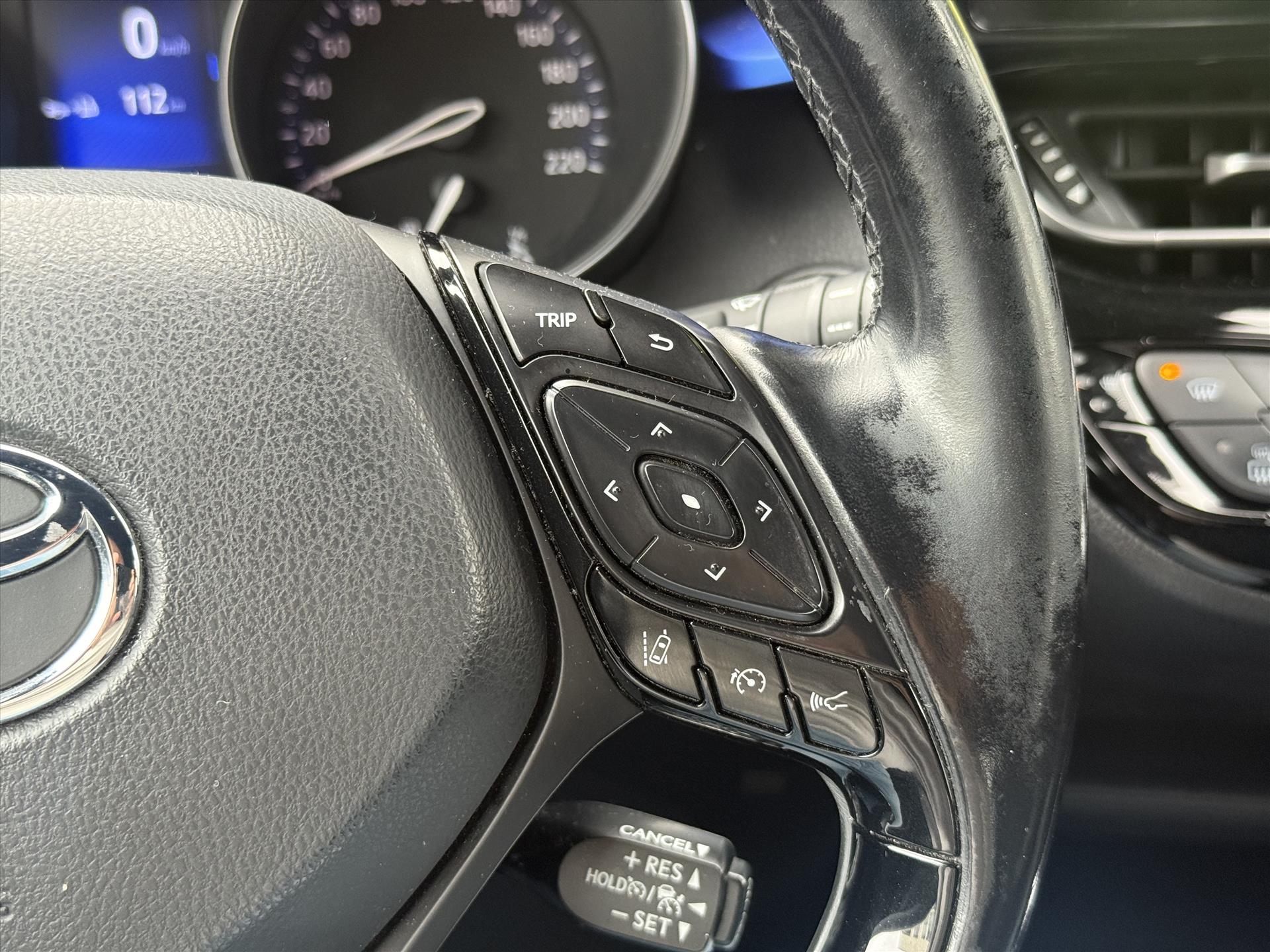 Toyota C-HR 1.8 Hybrid Bi-Tone Plus | Leer, Stoel + Stuurverwarming, Navigatie, Dodehoekherkenning, Parkeersensoren 48507331-27.jpg | Autobedrijf Gielen