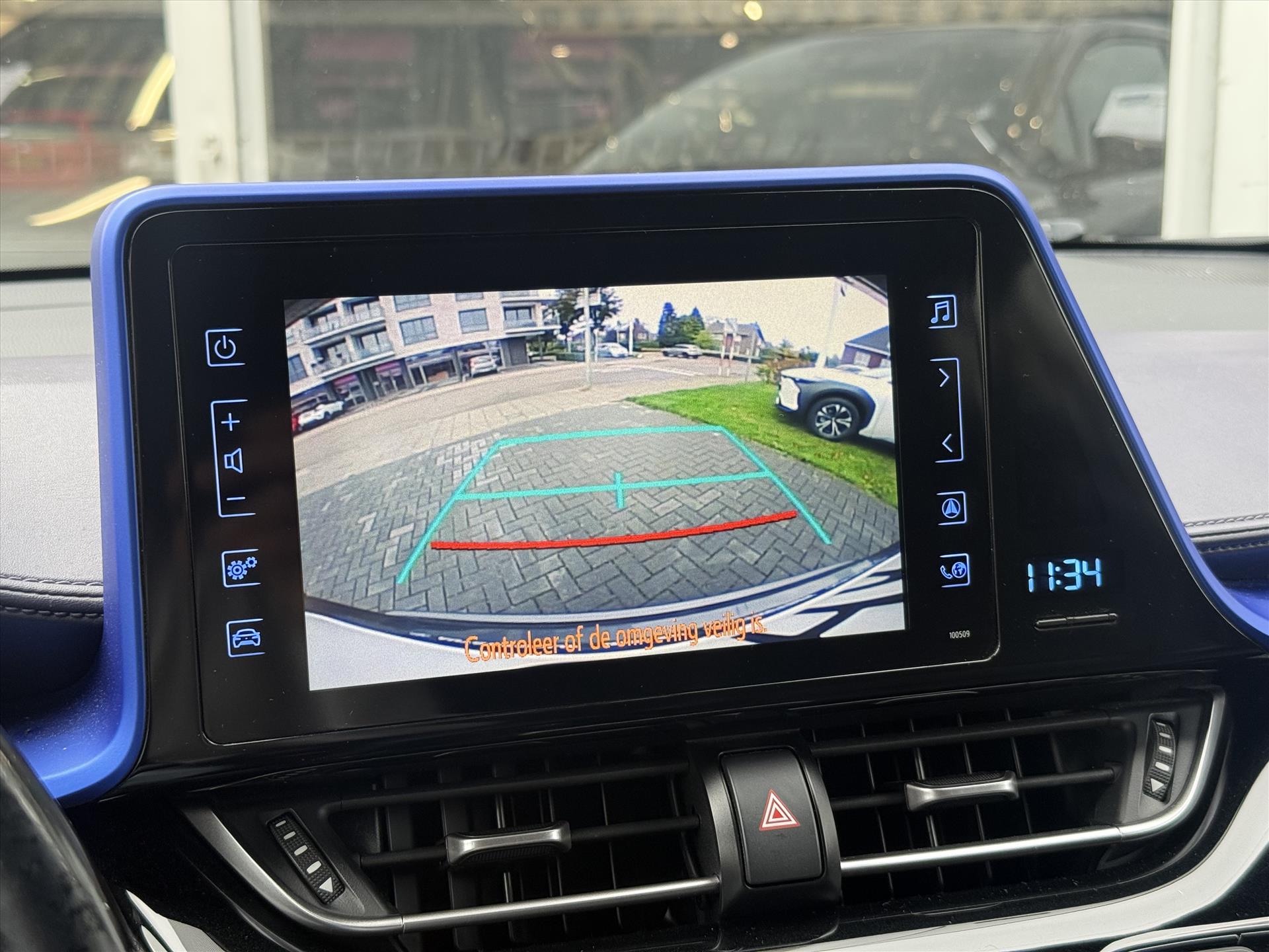 Toyota C-HR 1.8 Hybrid Bi-Tone Plus | Leer, Stoel + Stuurverwarming, Navigatie, Dodehoekherkenning, Parkeersensoren 48507331-37.jpg | Autobedrijf Gielen