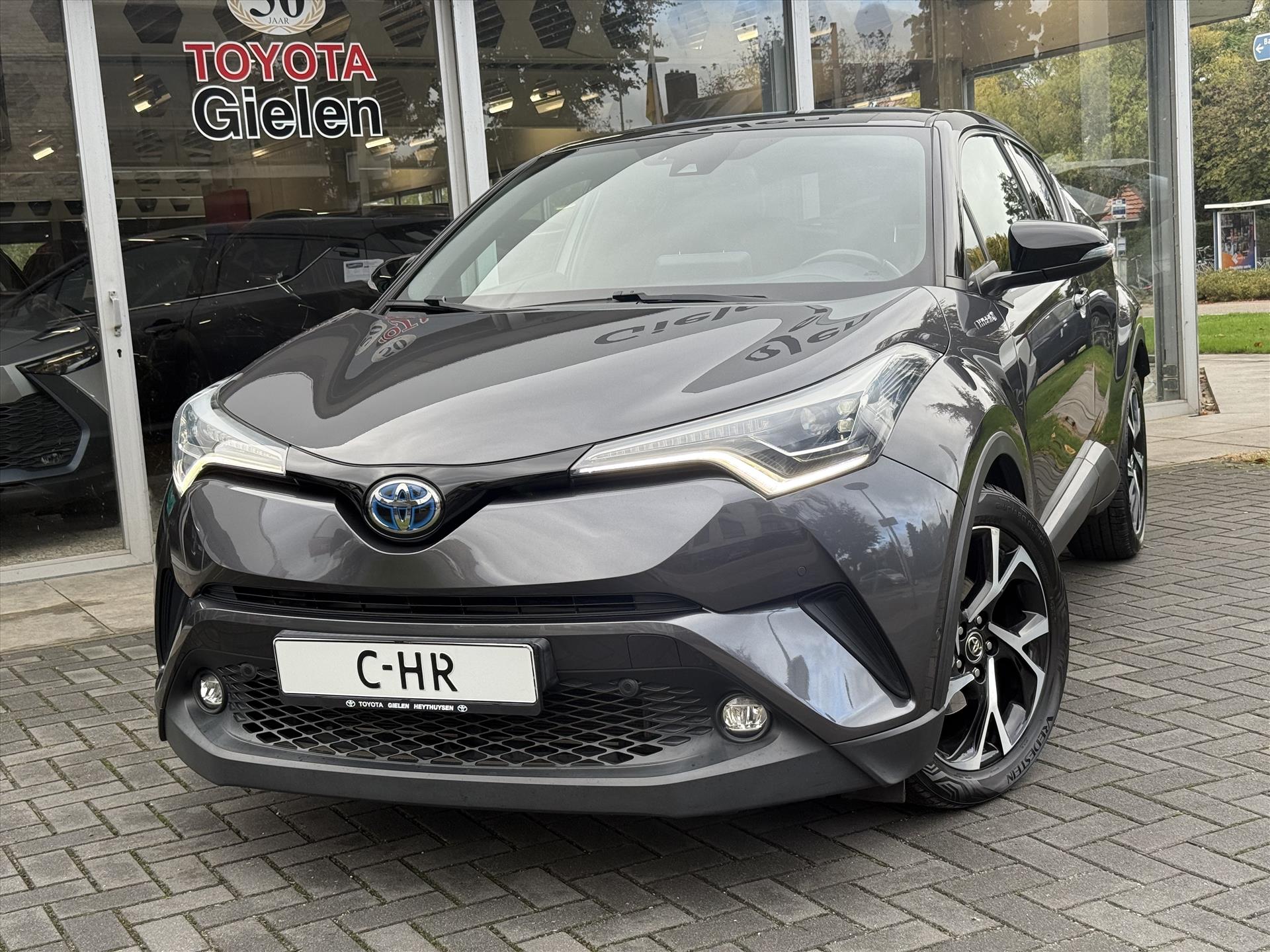 Toyota C-HR 1.8 Hybrid Bi-Tone Plus | Leer, Stoel + Stuurverwarming, Navigatie, Dodehoekherkenning, Parkeersensoren 48507331-44.jpg | Autobedrijf Gielen