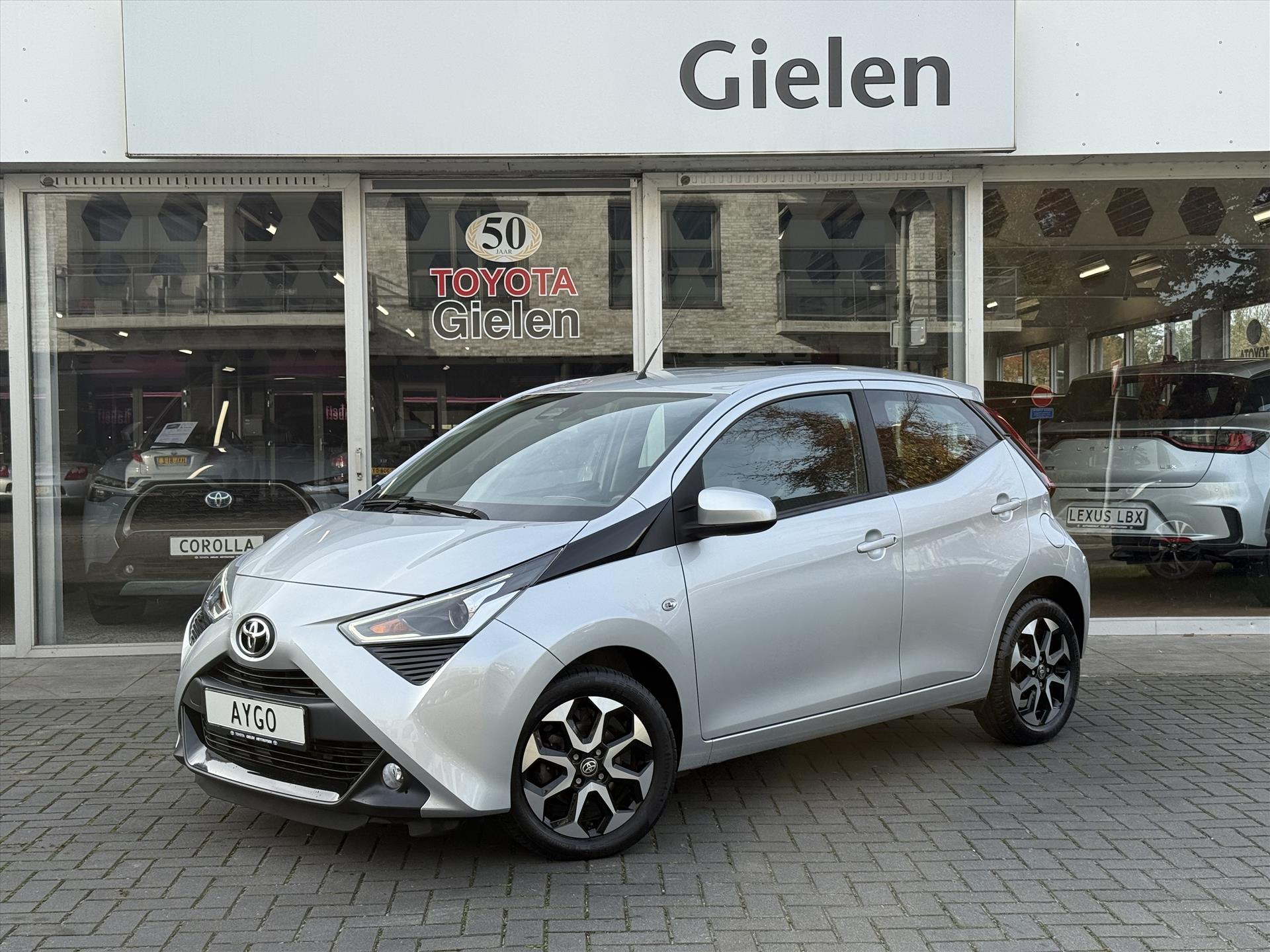 Toyota Aygo 1.0 VVT-i Automaat X-Joy | Lichtmetalen velgen, Apple CarPlay/Android auto, Parkeercamera, In hoogte verstelbare stoel 48598438-0.jpg | Autobedrijf Gielen