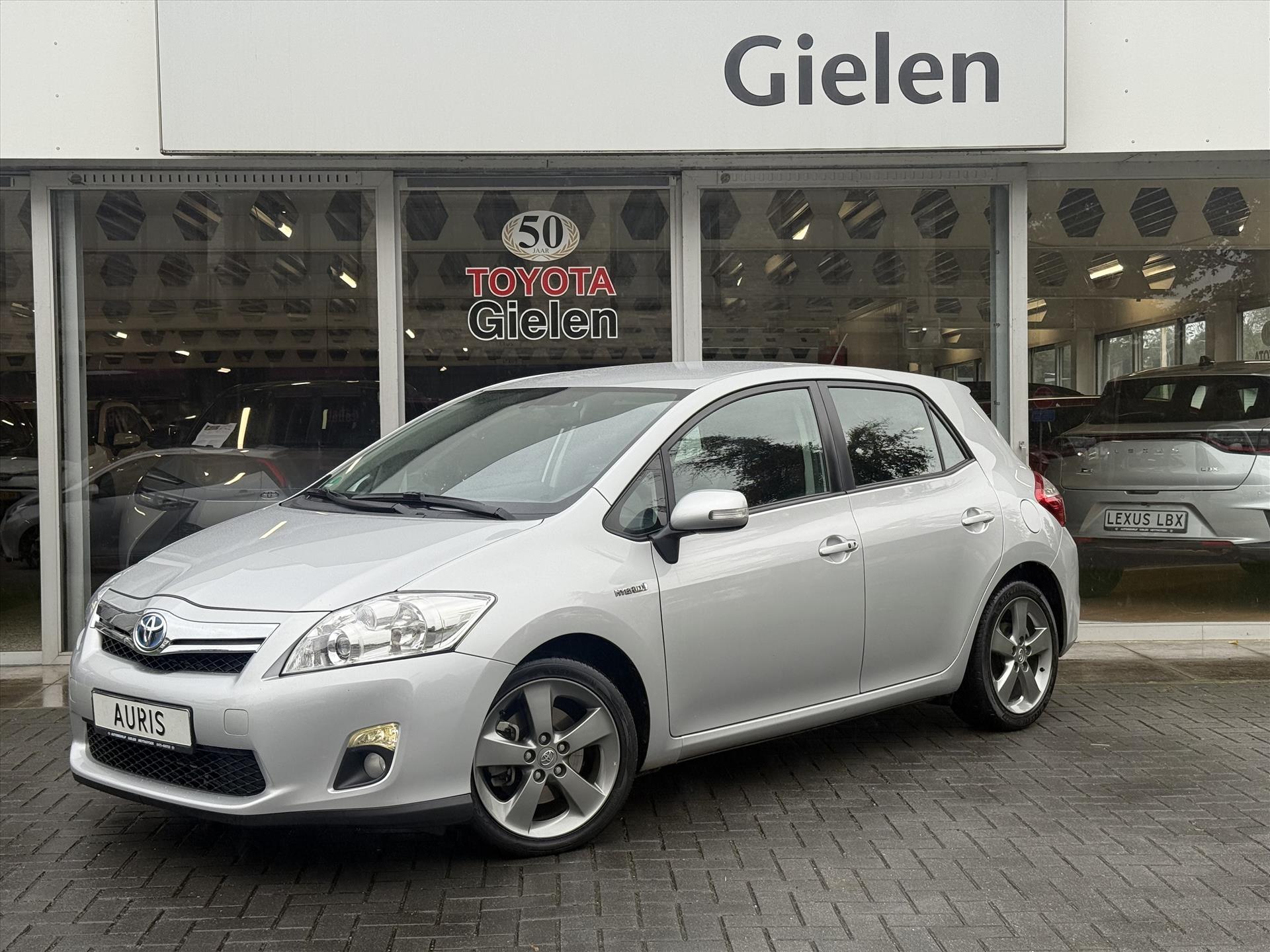 Toyota Auris 1.8 Full Hybrid Executive | Eerste eigenaar, Trekhaak, Navigatie, Keyless, 17 inch, Camera, Cruise control, Nieuw geleverd & ond 48610627-0.jpg | Autobedrijf Gielen