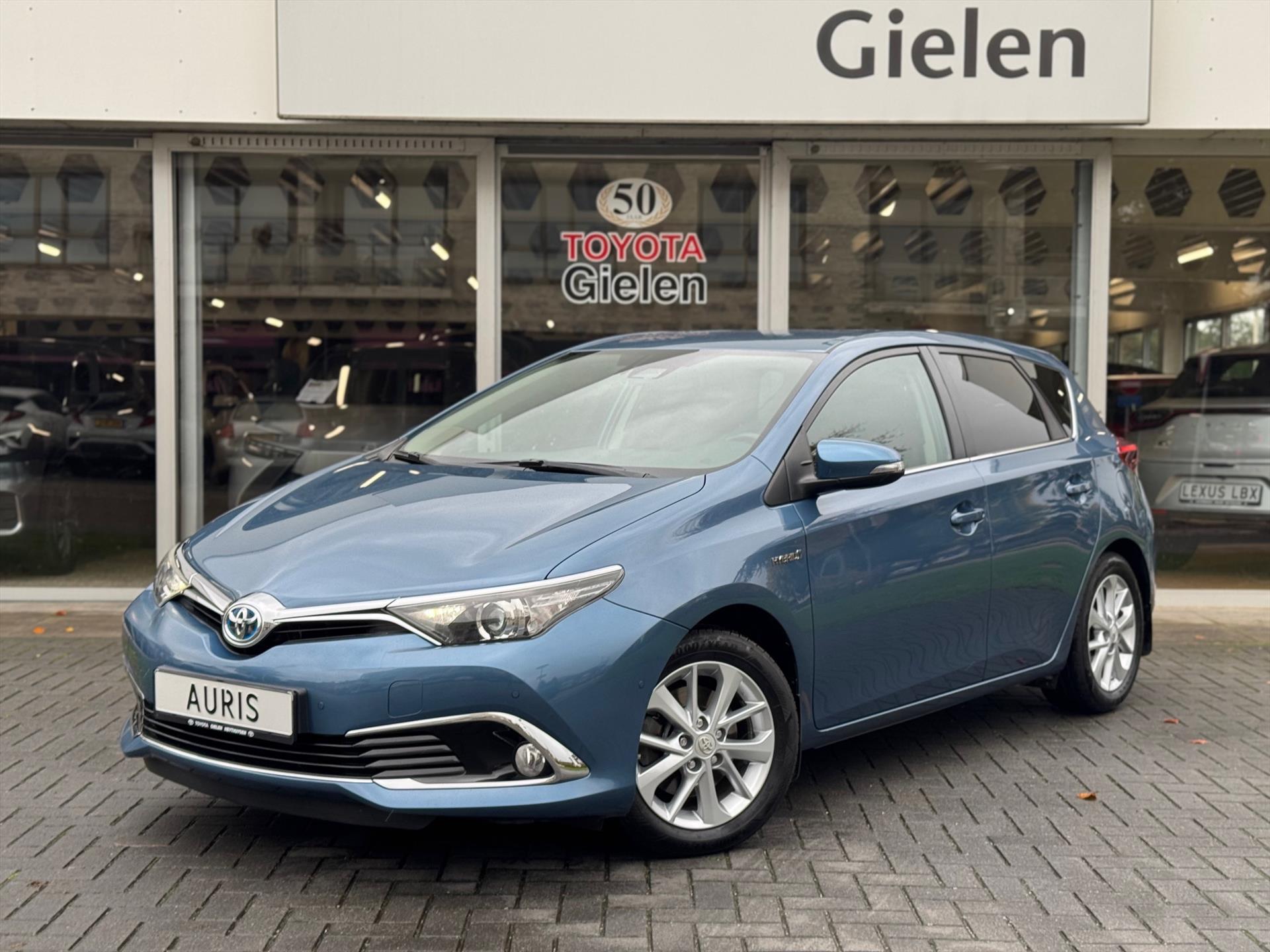 Toyota Auris 1.8 Hybrid Executive | Eerste eigenaar, Trekhaak, Half leer, Navigatie, Stoelverwarming, Parkeersensoren, Top onderhouden! 48668885-0.jpg | Autobedrijf Gielen