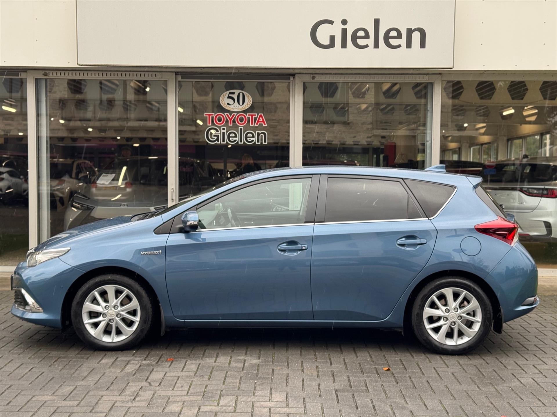 Toyota Auris 1.8 Hybrid Executive | Eerste eigenaar, Trekhaak, Half leer, Navigatie, Stoelverwarming, Parkeersensoren, Top onderhouden! 48668885-1.jpg | Autobedrijf Gielen