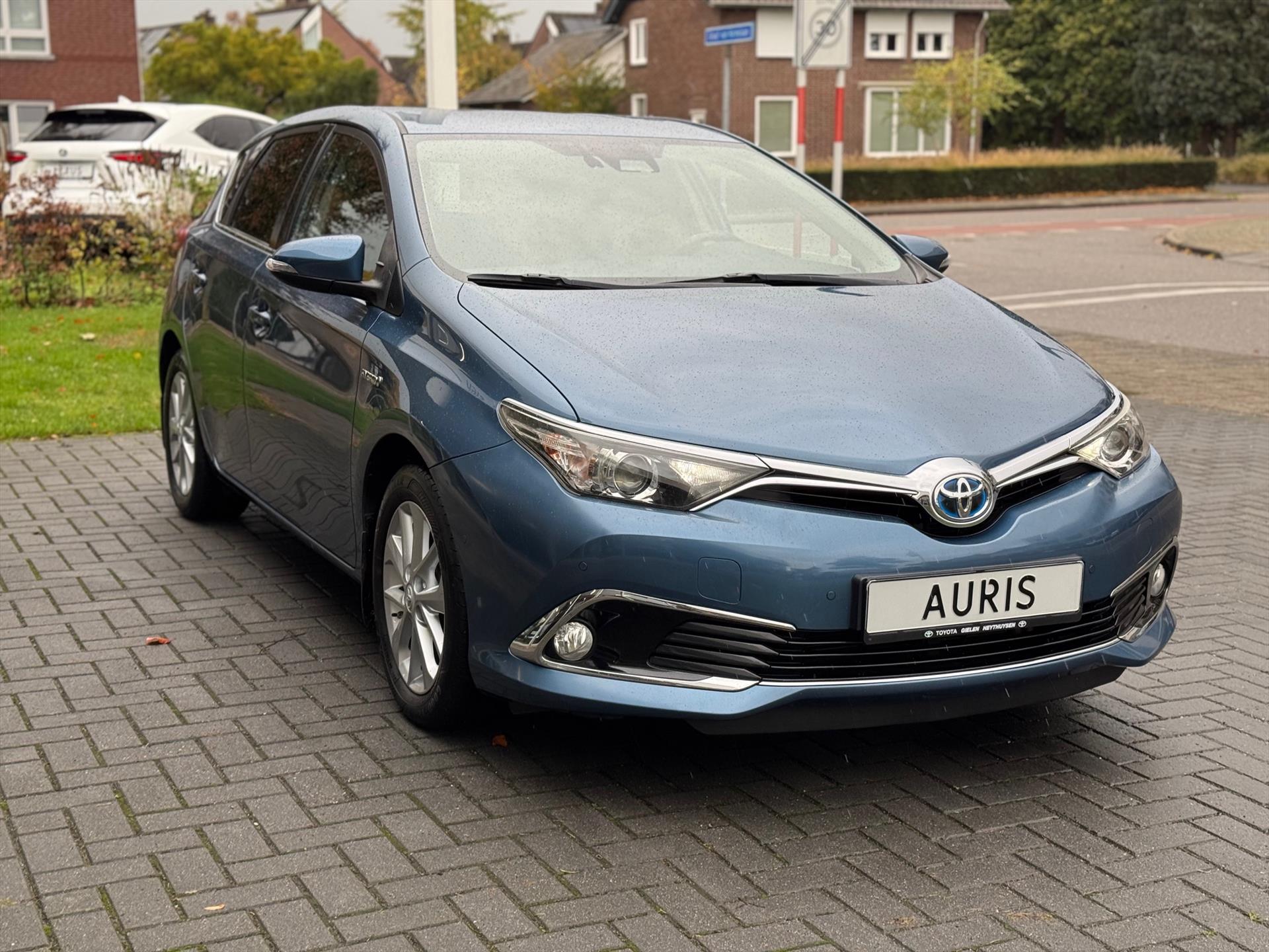 Toyota Auris 1.8 Hybrid Executive | Eerste eigenaar, Trekhaak, Half leer, Navigatie, Stoelverwarming, Parkeersensoren, Top onderhouden! 48668885-4.jpg | Autobedrijf Gielen
