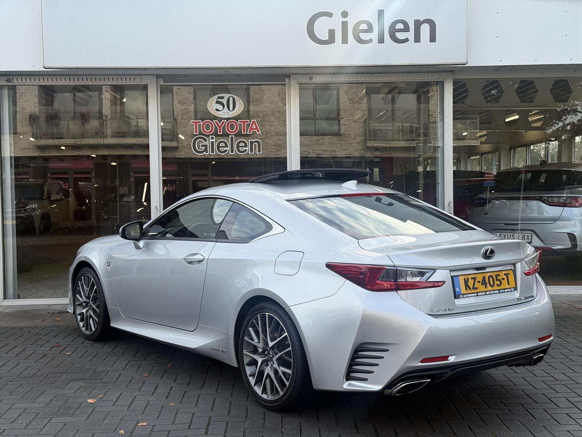 Lexus RC 300h F Sport Line | Schuifdak, Parkeersensoren, Stoelventilatie + verwarming, Leer, Dodehoekherkenning, Navigatie 48721420-16.jpg | Autobedrijf Gielen