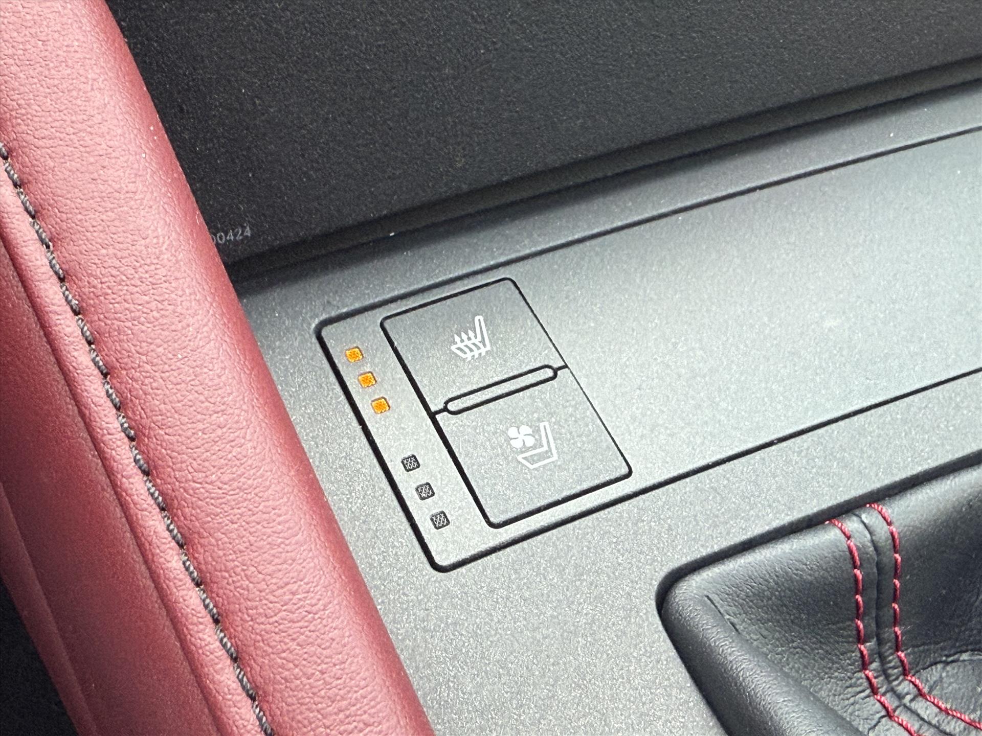 Lexus RC 300h F Sport Line | Schuifdak, Parkeersensoren, Stoelventilatie + verwarming, Leer, Dodehoekherkenning, Navigatie 48721420-31.jpg | Autobedrijf Gielen