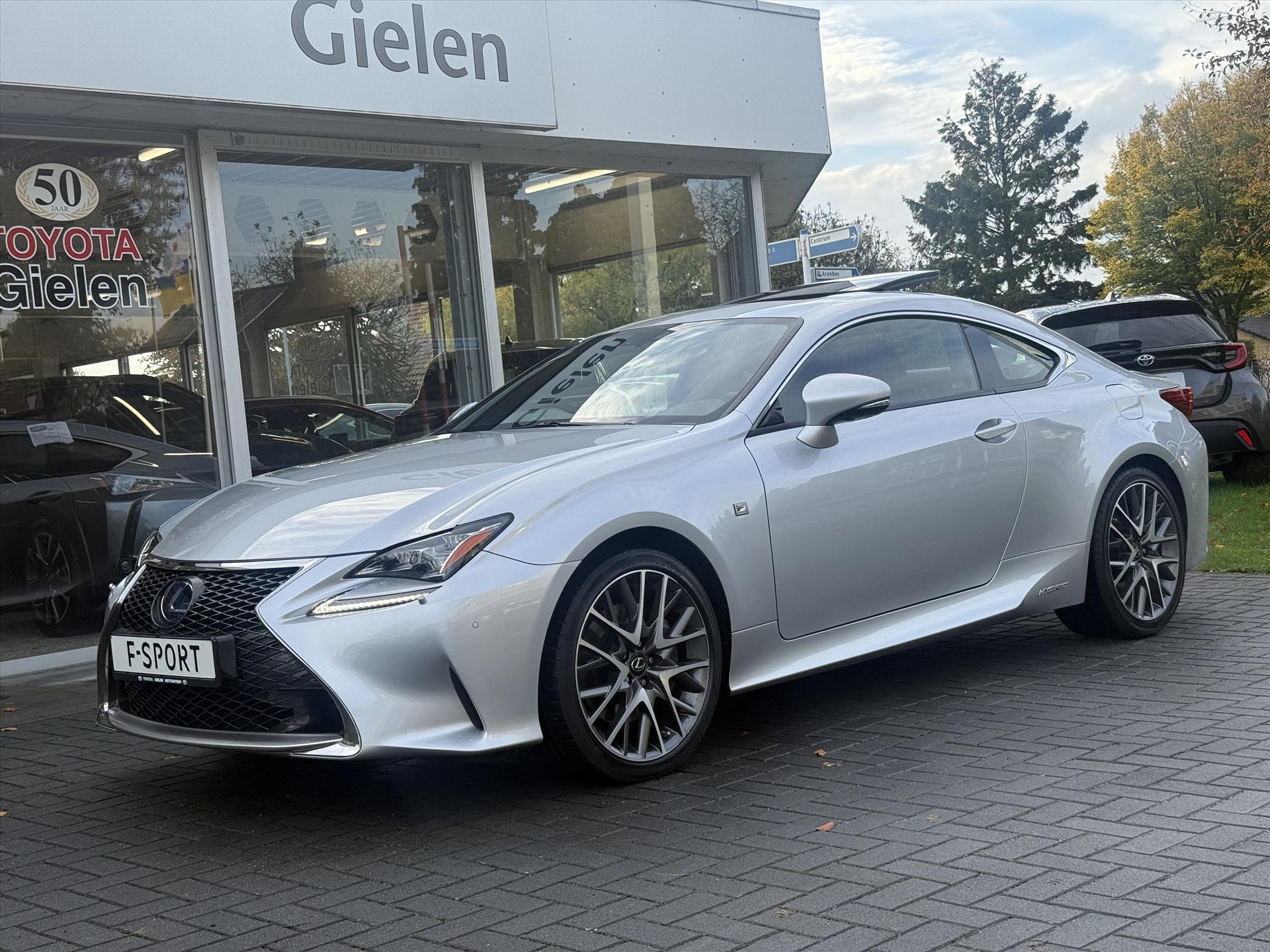 Lexus RC 300h F Sport Line | Schuifdak, Parkeersensoren, Stoelventilatie + verwarming, Leer, Dodehoekherkenning, Navigatie 48721420-6.jpg | Autobedrijf Gielen