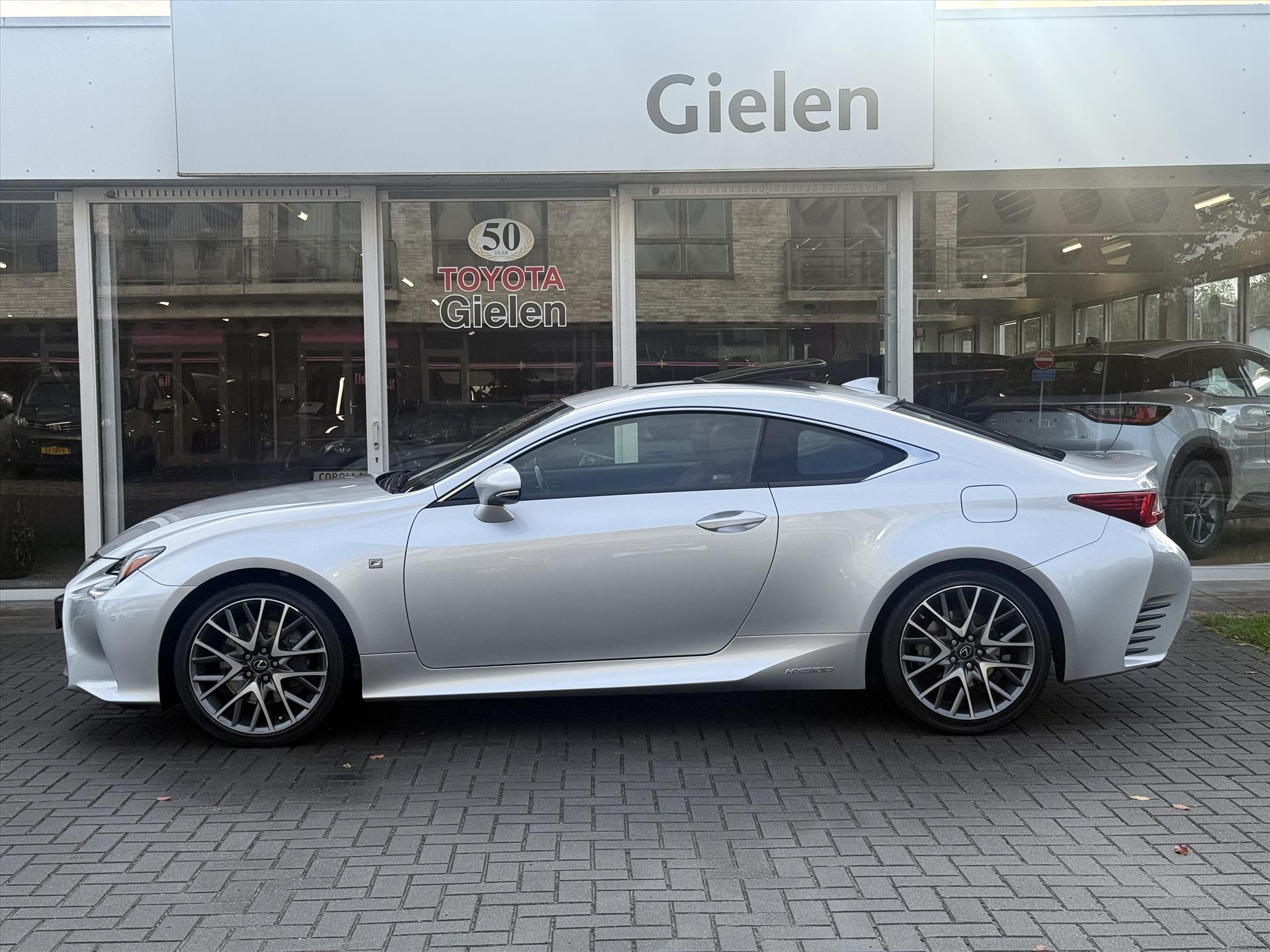 Lexus RC 300h F Sport Line | Schuifdak, Parkeersensoren, Stoelventilatie + verwarming, Leer, Dodehoekherkenning, Navigatie 48721420-8.jpg | Autobedrijf Gielen