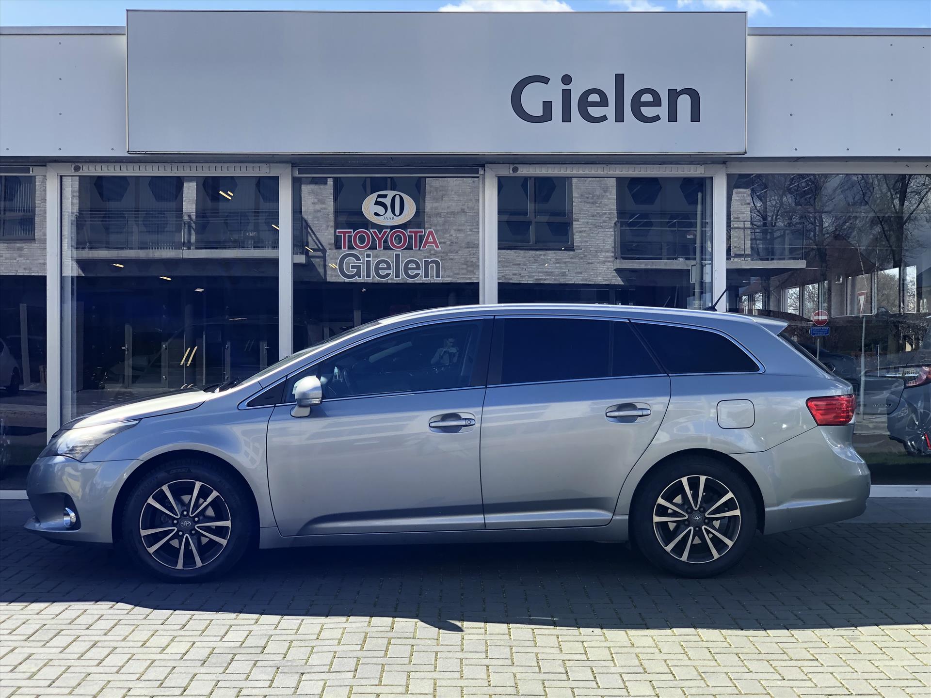 Toyota Avensis 1.8 VVT-i 147pk Dynamic Business | Trekhaak, Navigatie, Parkeersensoren, Camera, Cruise control, Half leer, Stoelverwarming 48860932-4.jpg | Autobedrijf Gielen
