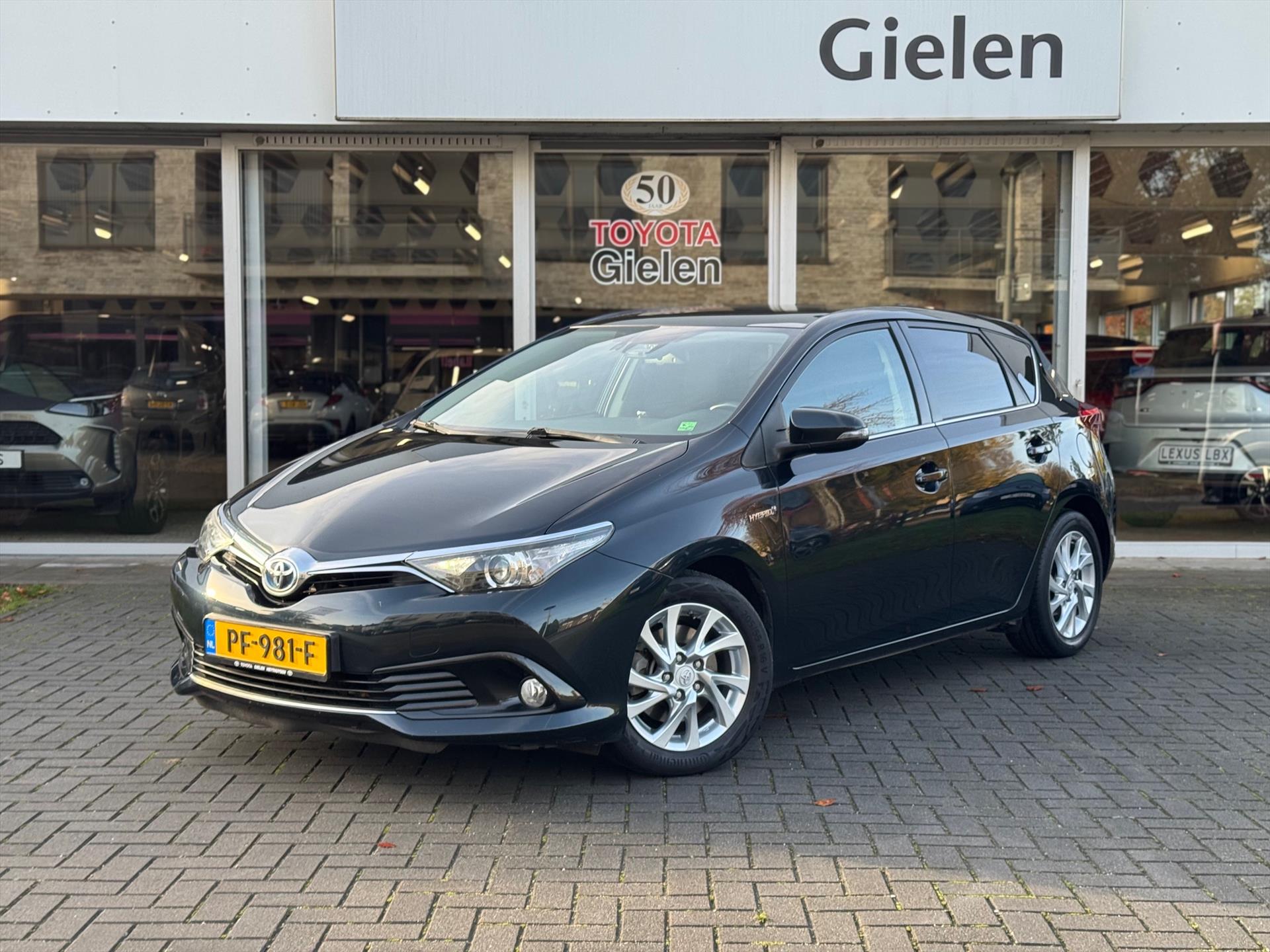 Toyota Auris 1.8 Hybrid Dynamic | Navigatie, Privacy glass, Climate control, Cruise control, Safety sense, Licht + Regensensor 49014276-0.jpg | Autobedrijf Gielen