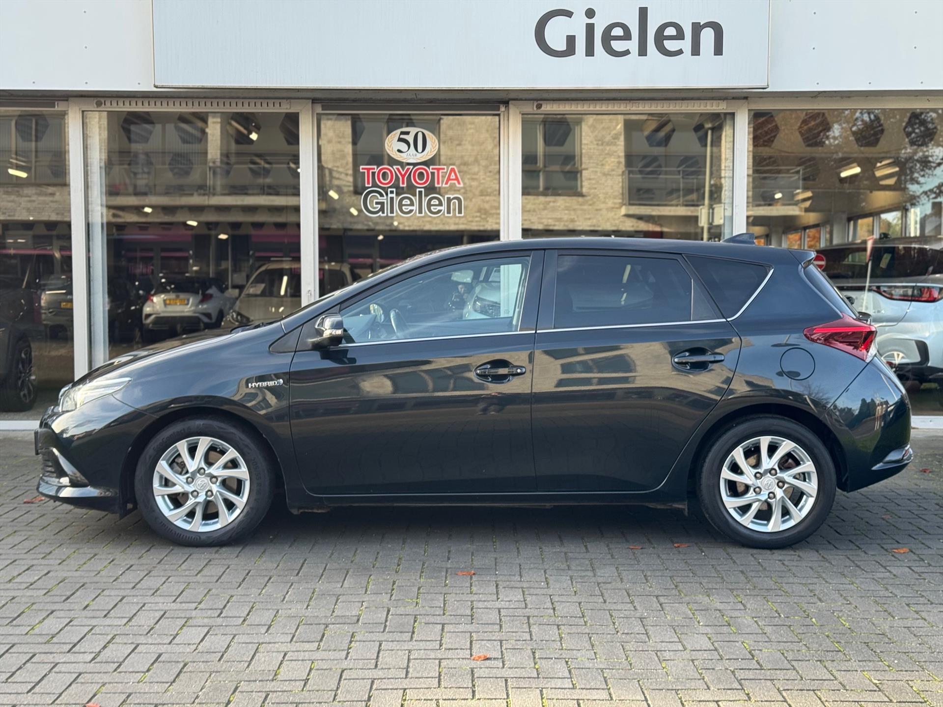Toyota Auris 1.8 Hybrid Dynamic | Navigatie, Privacy glass, Climate control, Cruise control, Safety sense, Licht + Regensensor 49014276-1.jpg | Autobedrijf Gielen