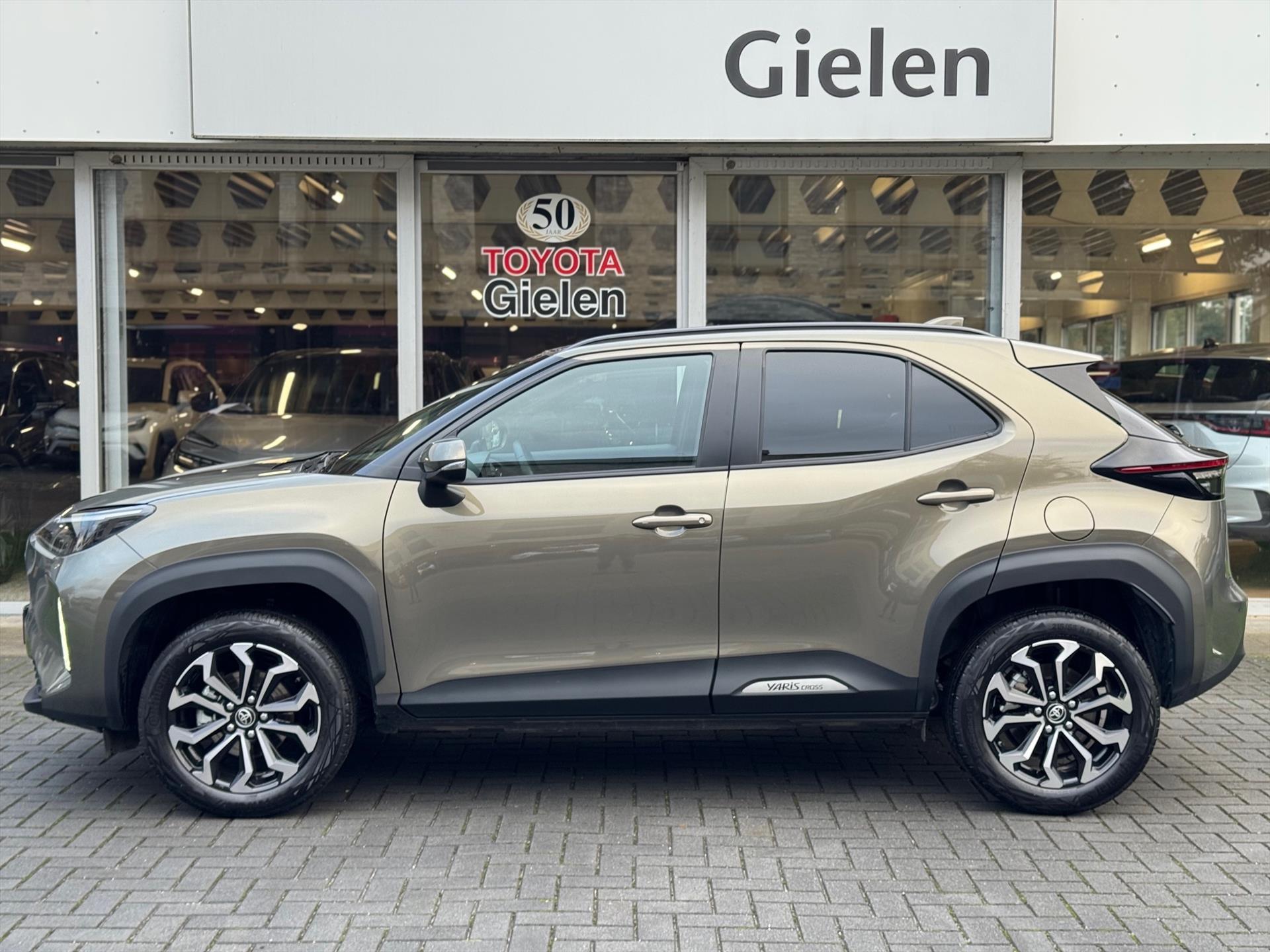 Toyota Yaris Cross 1.5 Hybrid First Edition Plus | Parkeersensoren, Stoel + Stuurverwarming, 17 inch, Privacy Glass 49020497-2.jpg | Autobedrijf Gielen
