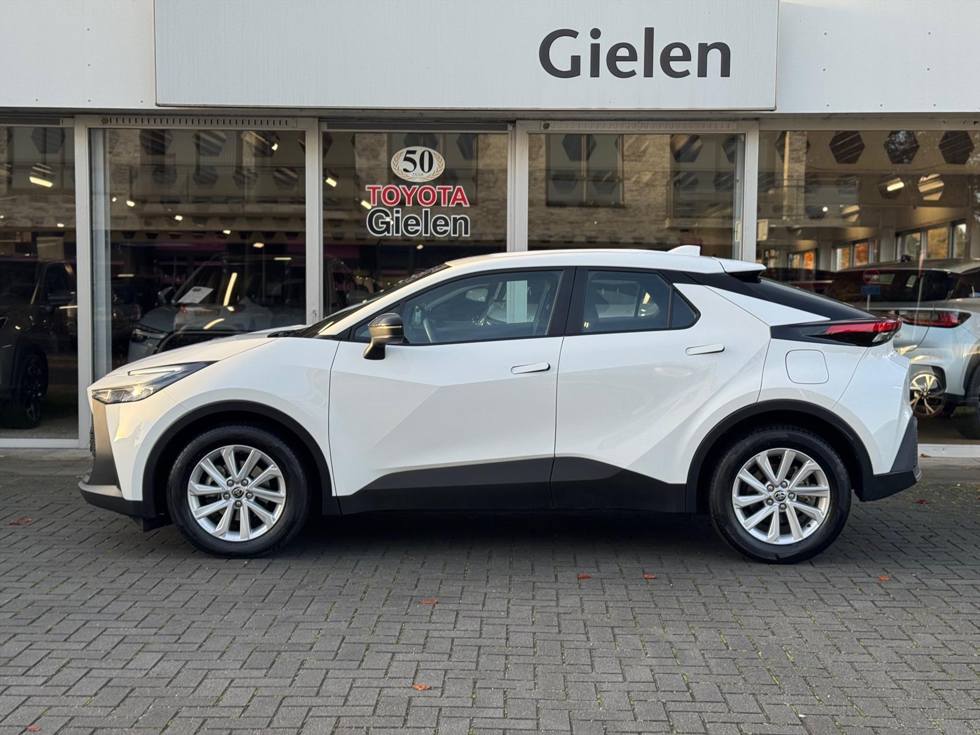 Toyota C-HR 1.8 Hybrid Active | Dodehoekdetectie, Apple carplay/Android auto, Camera, Adaptive cruise control, Climate control 49020534-2.jpg | Autobedrijf Gielen