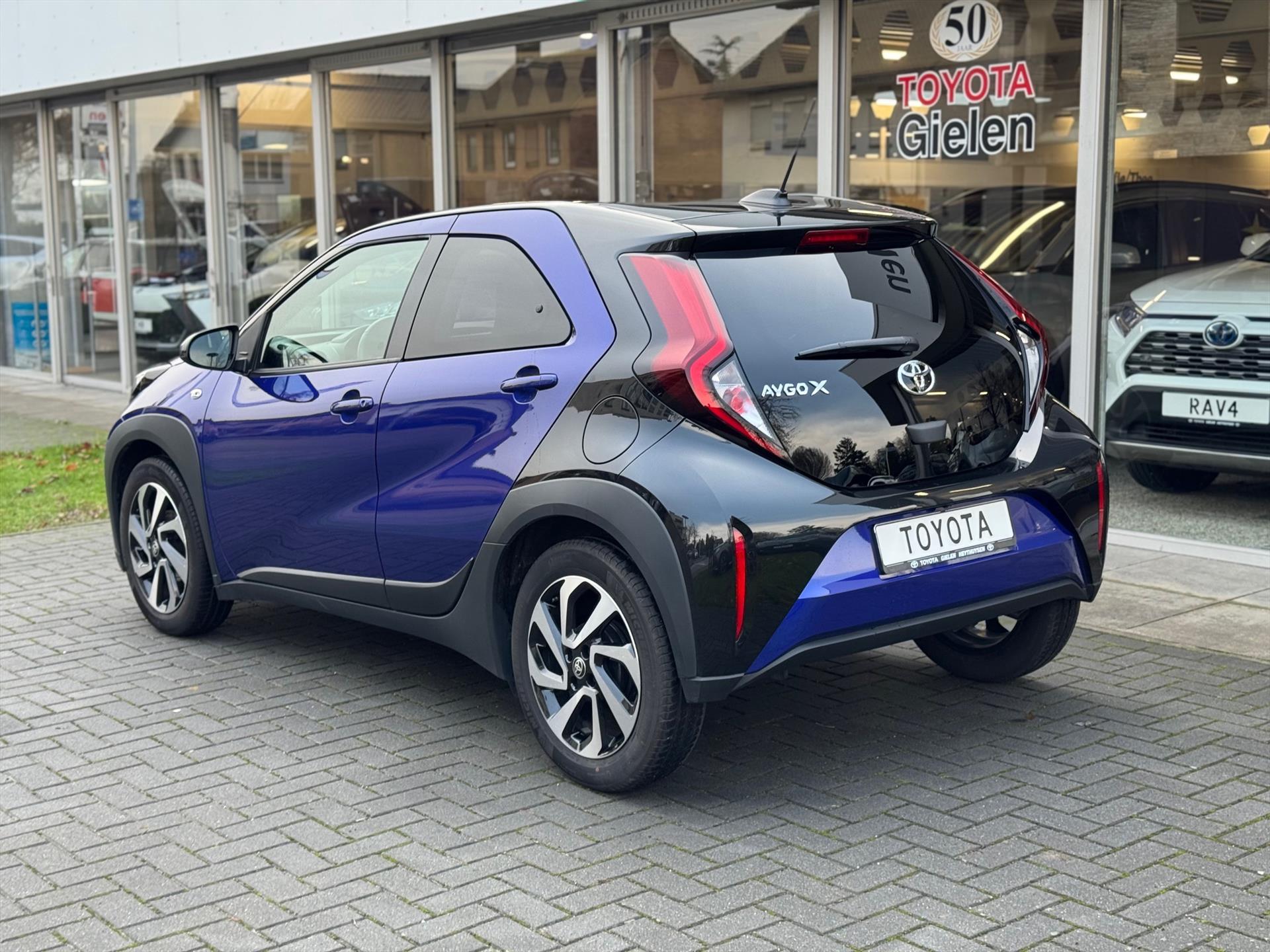 Toyota Aygo X 1.0 VVT-i MT Pulse Bi-tone | Juniper blue, 17 inch, Privacy glass, Apple CarPlay/Android auto, Airconditioning, Parkeercamera 49020701-3.jpg | Autobedrijf Gielen