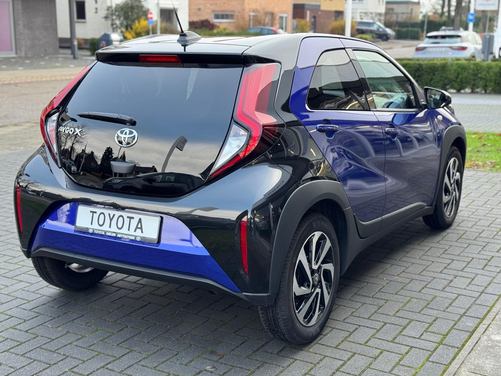 Toyota Aygo X 1.0 VVT-i MT Pulse Bi-tone | Juniper blue, 17 inch, Privacy glass, Apple CarPlay/Android auto, Airconditioning, Parkeercamera 49020701-3.jpg | Autobedrijf Gielen