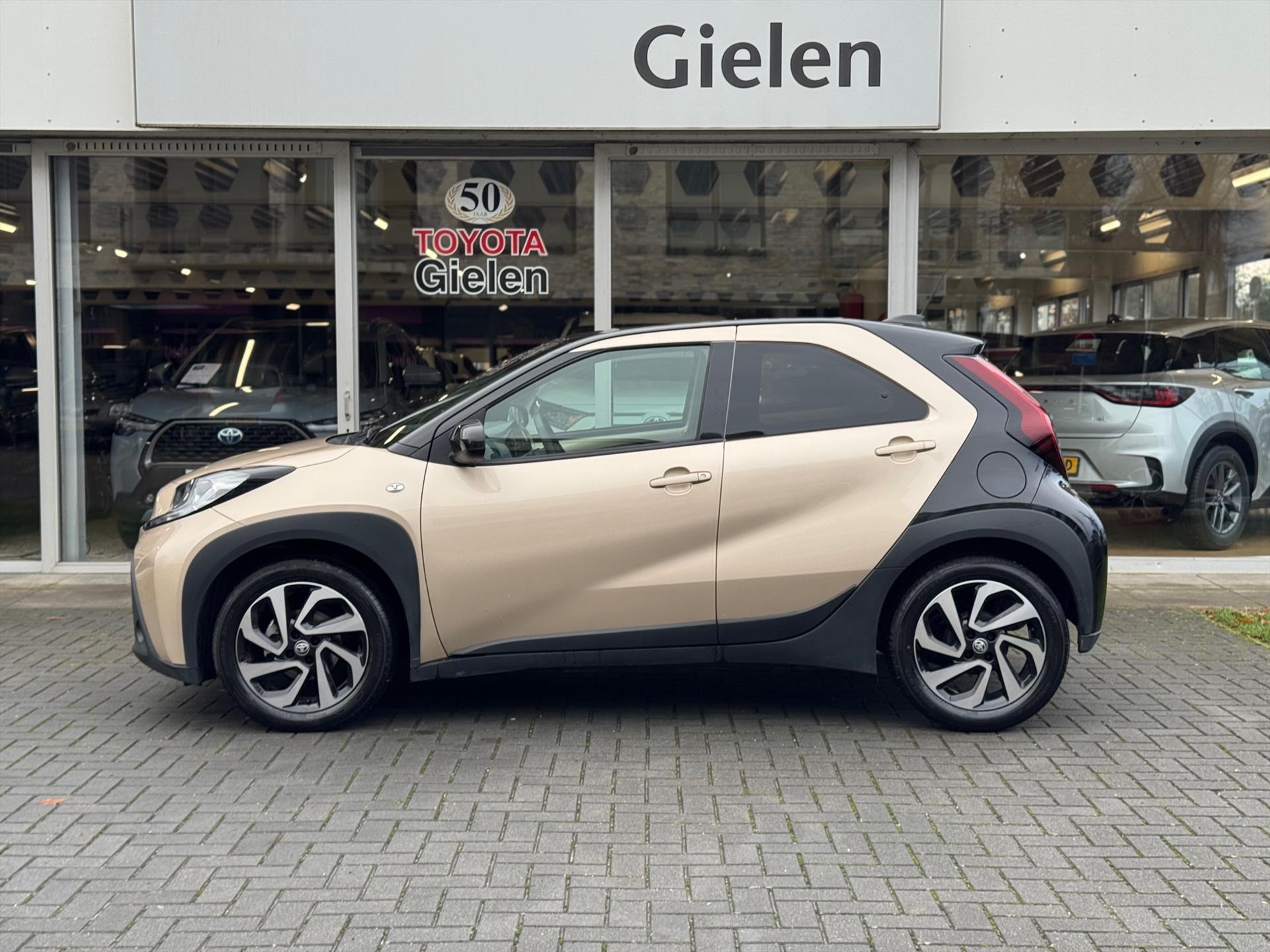 Toyota Aygo X 1.0 VVT-i MT Pulse Bi-tone | Ginger beige, 17 inch, Privacy glass, Apple CarPlay/Android auto, Airconditioning, Parkeercamera 49020702-2.jpg | Autobedrijf Gielen