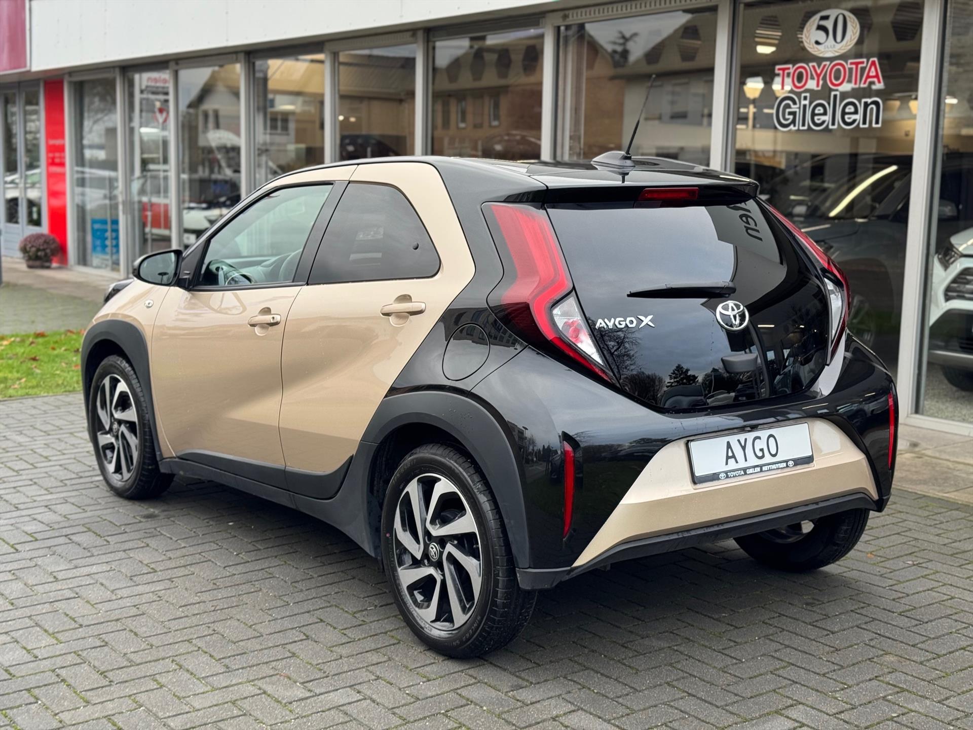 Toyota Aygo X 1.0 VVT-i MT Pulse Bi-tone | Ginger beige, 17 inch, Privacy glass, Apple CarPlay/Android auto, Airconditioning, Parkeercamera 49020702-3.jpg | Autobedrijf Gielen