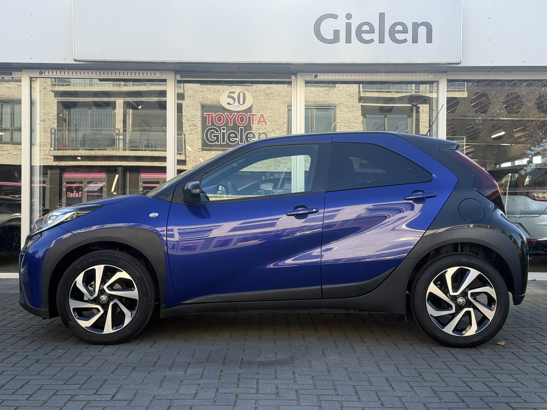 Toyota Aygo X 1.0 VVT-i MT Pulse Plus | Parkeersensoren, Keyless, Startknop, Stoelverwarming, Apple CarPlay/Android Auto,17inch, Bi-Tone 49108985-2.jpg | Autobedrijf Gielen