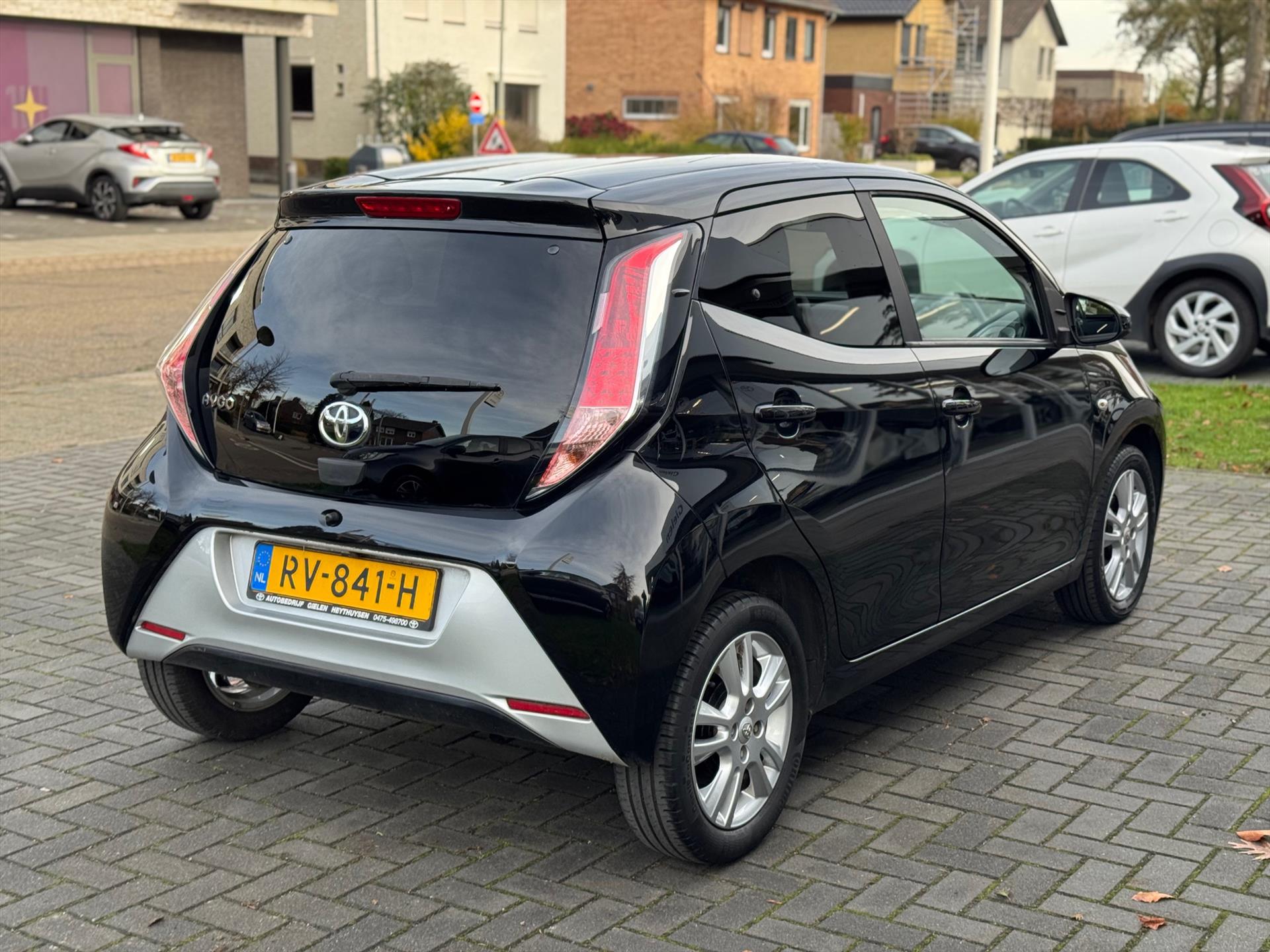 Toyota Aygo 1.0 VVT-i X-Joy | Eerste eigenaar, Lichtmetalen velgen, Climate control, Privacy glass, Apple CarPlay/Android auto, Nieuw geleve 49151121-4.jpg | Autobedrijf Gielen