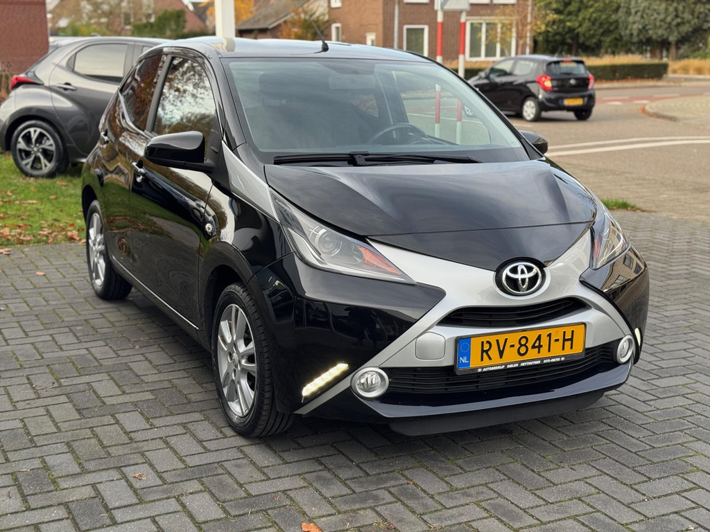 Toyota Aygo 1.0 VVT-i X-Joy | Eerste eigenaar, Lichtmetalen velgen, Climate control, Privacy glass, Nieuw geleverd & onderhouden 49151121-4.jpg | Autobedrijf Gielen