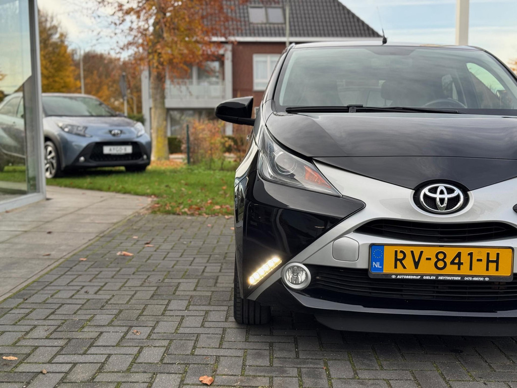 Toyota Aygo 1.0 VVT-i X-Joy | Eerste eigenaar, Lichtmetalen velgen, Climate control, Privacy glass, Nieuw geleverd & onderhouden 49151121-4.jpg | Autobedrijf Gielen