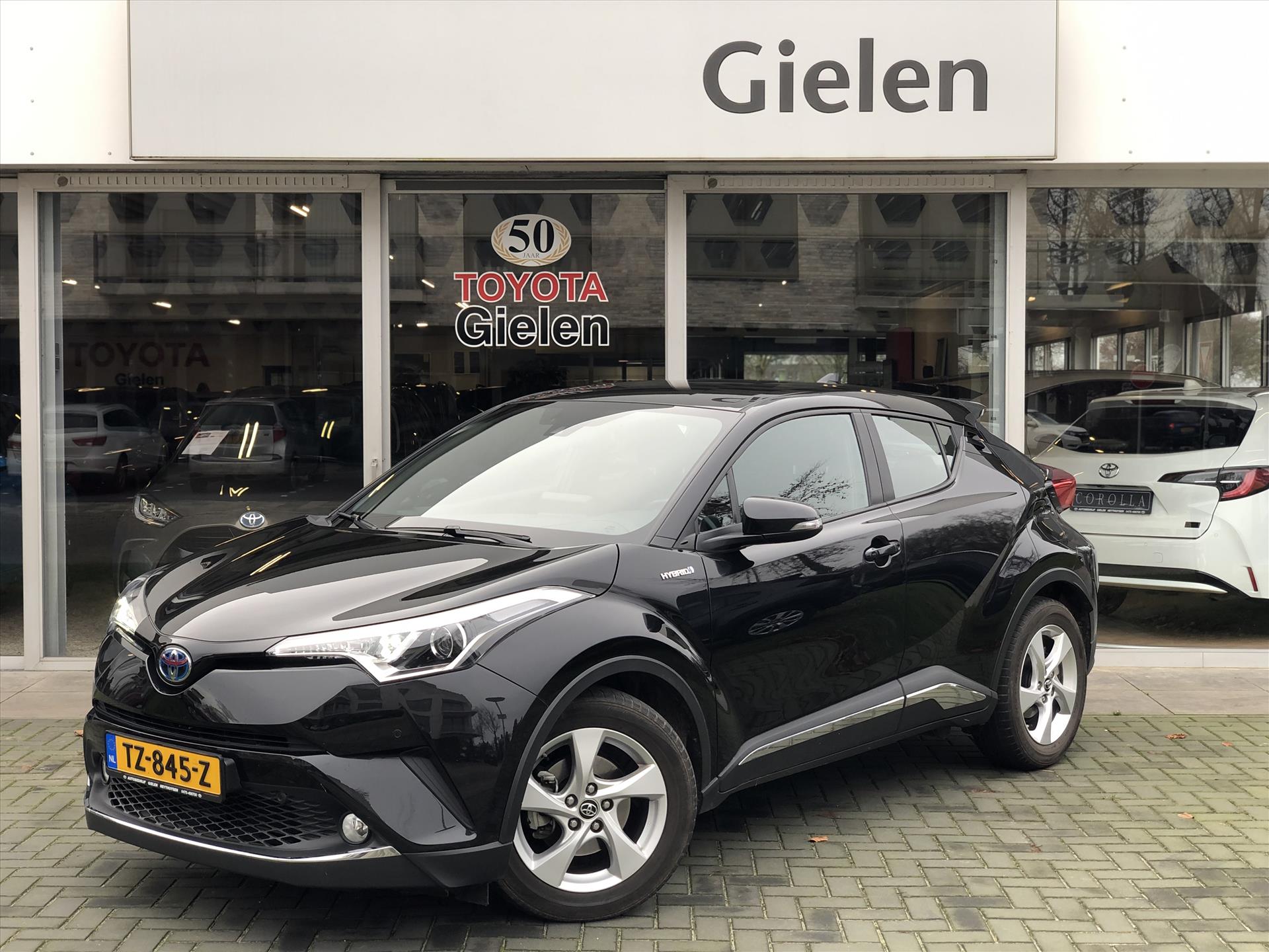 Toyota C-HR 1.8 Hybrid Dynamic | Navigatie, Dodehoekherkenning, Parkeersensoren, Stoelverwarming, Chroom pakket! 49197178-0.jpg | Autobedrijf Gielen