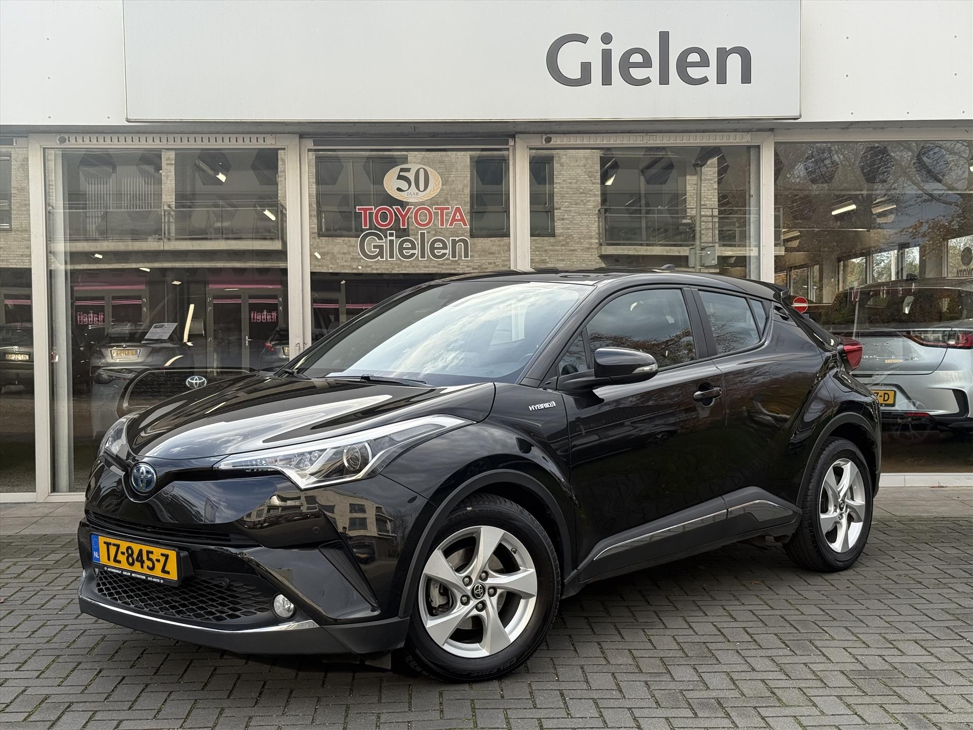 Toyota C-HR 1.8 Hybrid Dynamic | Navigatie, Dodehoekherkenning, Parkeersensoren, Stoelverwarming, Chroom pakket! 49197178-0.jpg | Autobedrijf Gielen