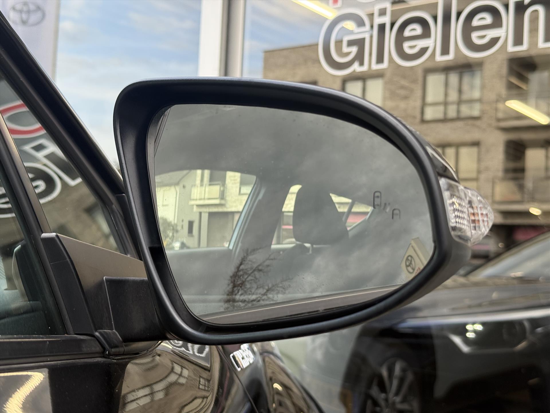 Toyota C-HR 1.8 Hybrid Dynamic | Navigatie, Dodehoekherkenning, Parkeersensoren, Stoelverwarming, Chroom pakket! 49197178-2.jpg | Autobedrijf Gielen