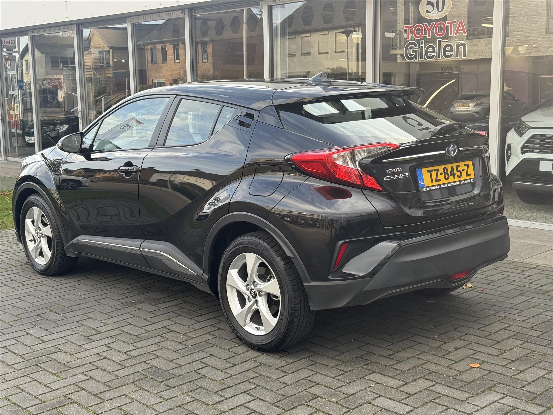 Toyota C-HR 1.8 Hybrid Dynamic | Navigatie, Dodehoekherkenning, Parkeersensoren, Stoelverwarming, Chroom pakket! 49197178-3.jpg | Autobedrijf Gielen
