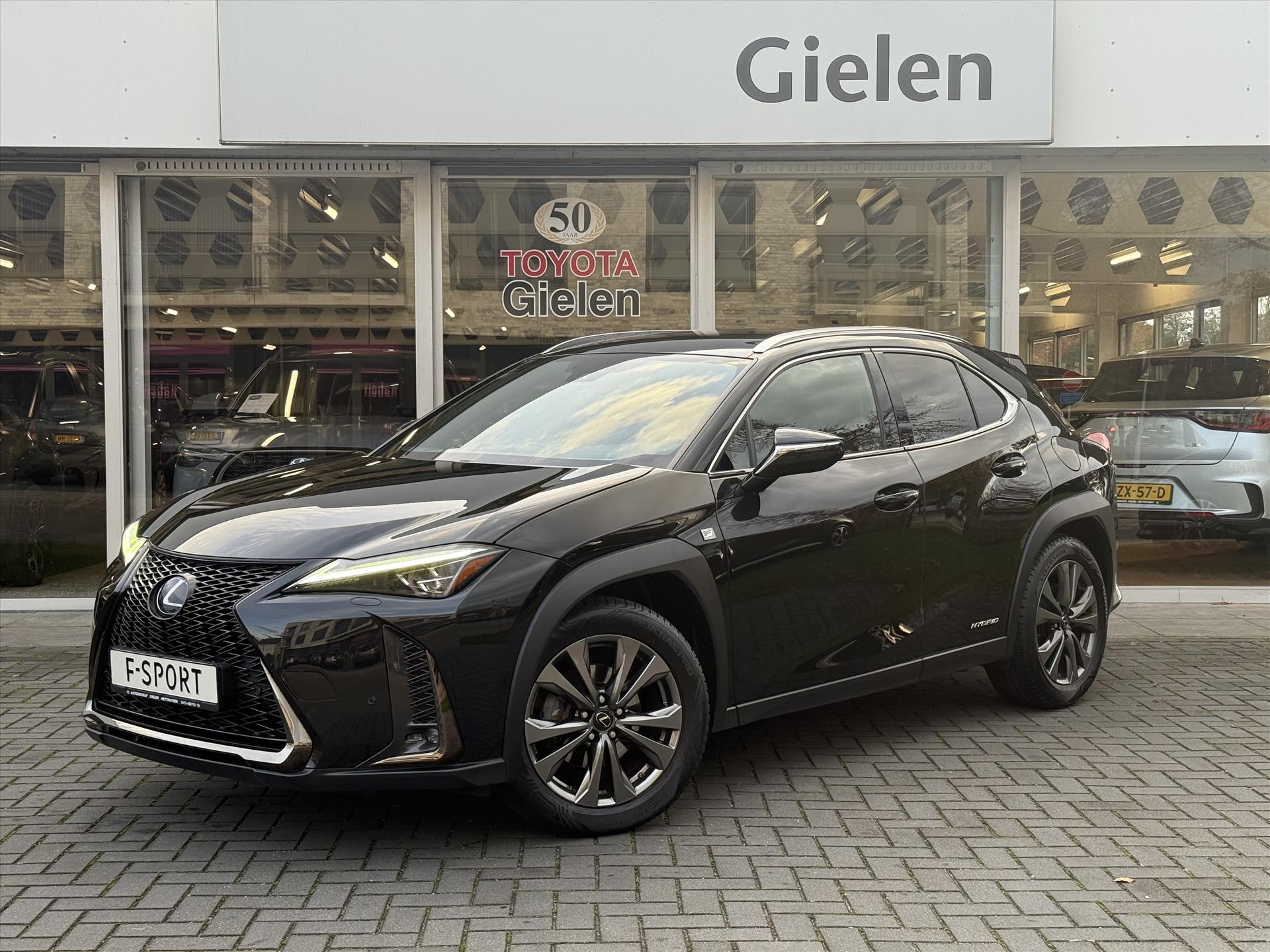Lexus UX 250h F Sport Line | Trekhaak, Head up display, Parkeersensoren, 18 inch, Elektrische bedienbare stoel, Stoel + Stuurverwarming 49204021-0.jpg | Autobedrijf Gielen