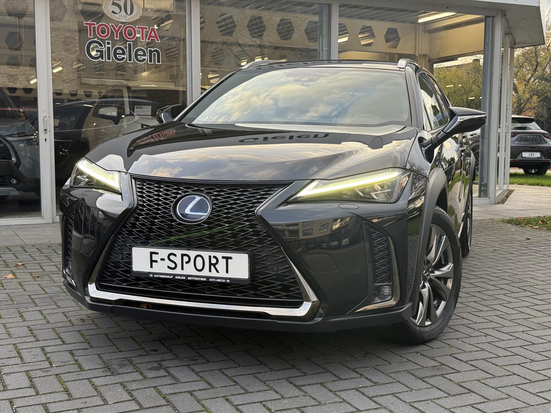Lexus UX 250h F Sport Line | Trekhaak, Head up display, Parkeersensoren, 18 inch, Elektrische bedienbare stoel, Stoel + Stuurverwarming 49204021-1.jpg | Autobedrijf Gielen