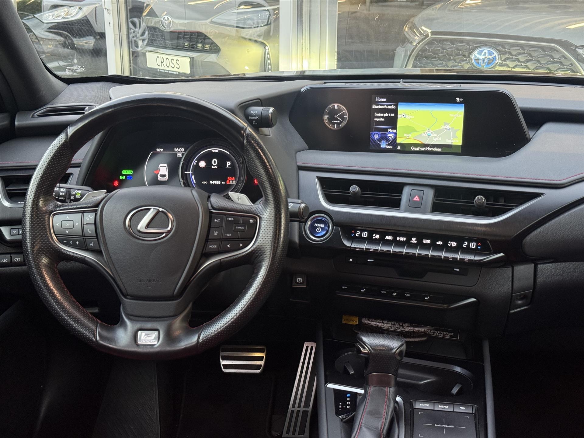 Lexus UX 250h F Sport Line | Trekhaak, Head up display, Parkeersensoren, 18 inch, Elektrische bedienbare stoel, Stoel + Stuurverwarming 49204021-3.jpg | Autobedrijf Gielen