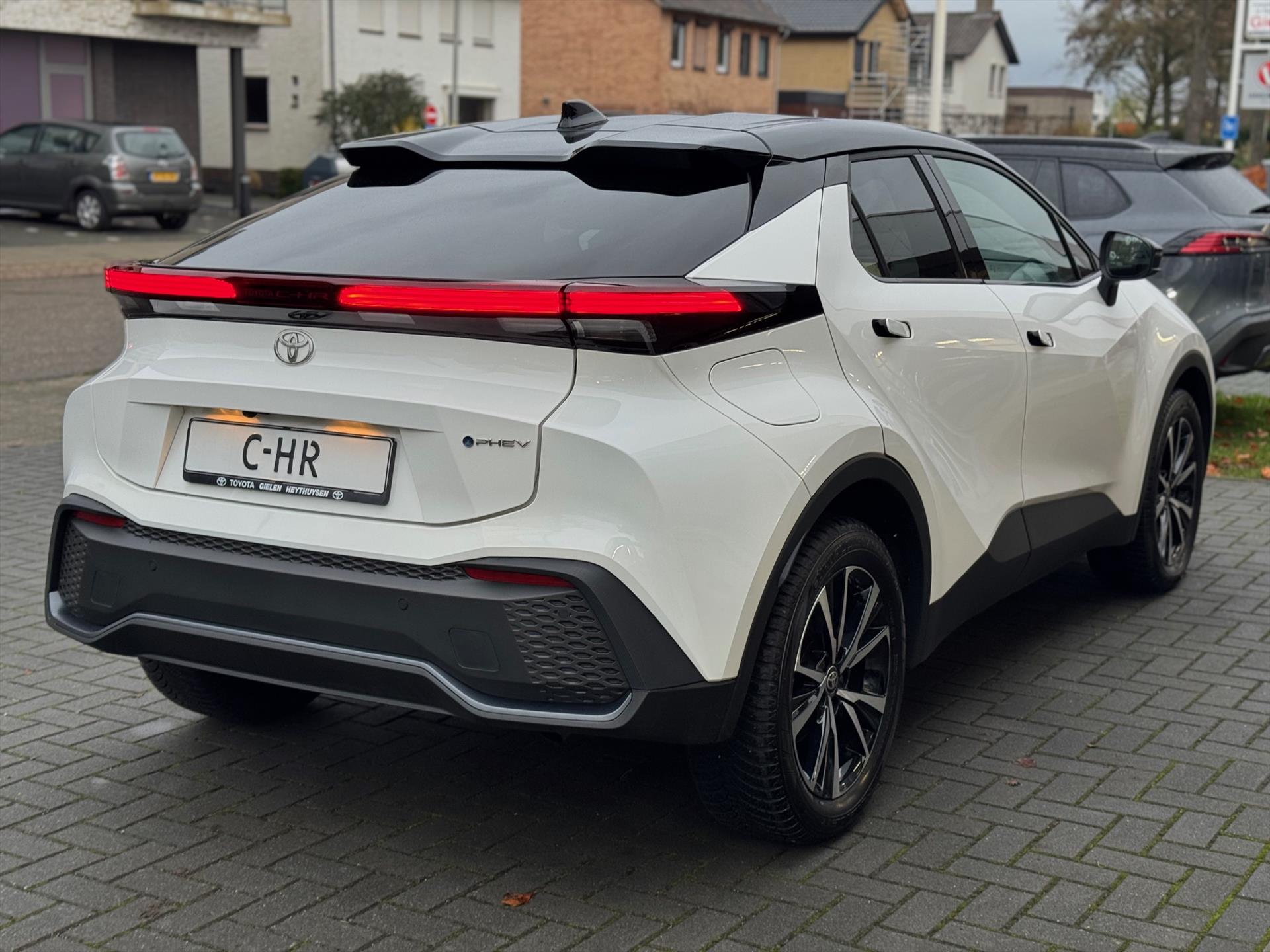 Toyota C-HR 2.0 Plug-in Hybrid 223pk Dynamic Bi-Tone | 18 inch, Stoel + Stuurverwarming, Groot scherm, Parkeersensoren, Dodehoekherkenning 49255022-4.jpg | Autobedrijf Gielen