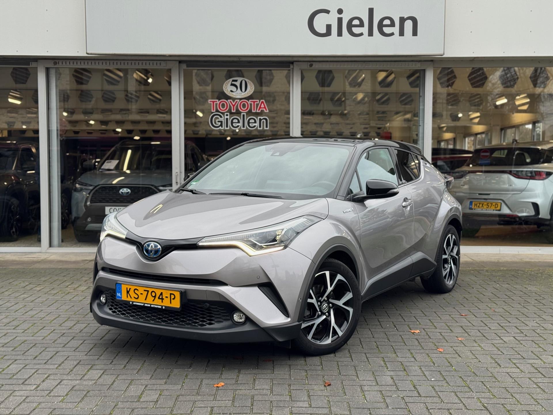 Toyota C-HR 1.8 Hybrid Bi-Tone Plus | Eerste eigenaar, JBL, Leer, Dodehoekherkenning, Parkeersensoren, Stoelverwarming, Weinig KM! 49318574-0.jpg | Autobedrijf Gielen
