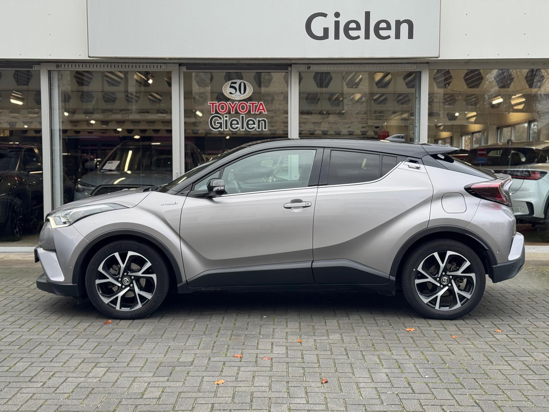Toyota C-HR 1.8 Hybrid Bi-Tone Plus | Eerste eigenaar, JBL, Leer, Dodehoekherkenning, Parkeersensoren, Stoelverwarming, Weinig KM! 49318574-1.jpg | Autobedrijf Gielen
