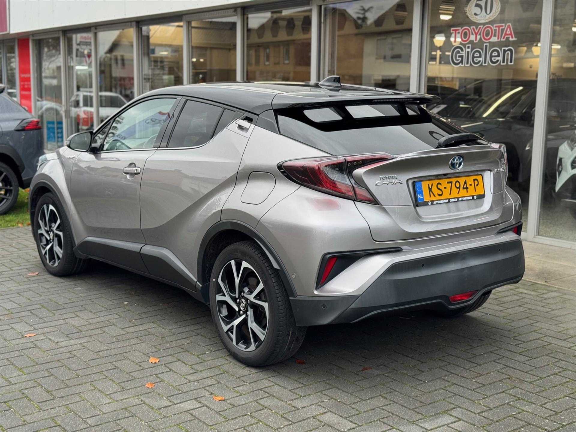 Toyota C-HR 1.8 Hybrid Bi-Tone Plus | Eerste eigenaar, JBL, Leer, Dodehoekherkenning, Parkeersensoren, Stoelverwarming, Weinig KM! 49318574-2.jpg | Autobedrijf Gielen
