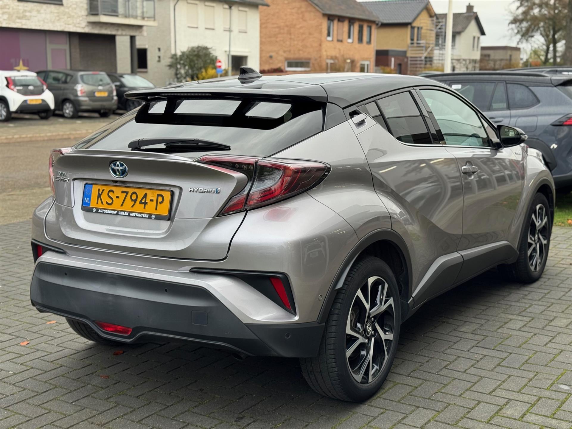 Toyota C-HR 1.8 Hybrid Bi-Tone Plus | Eerste eigenaar, JBL, Leer, Dodehoekherkenning, Parkeersensoren, Stoelverwarming, Weinig KM! 49318574-3.jpg | Autobedrijf Gielen