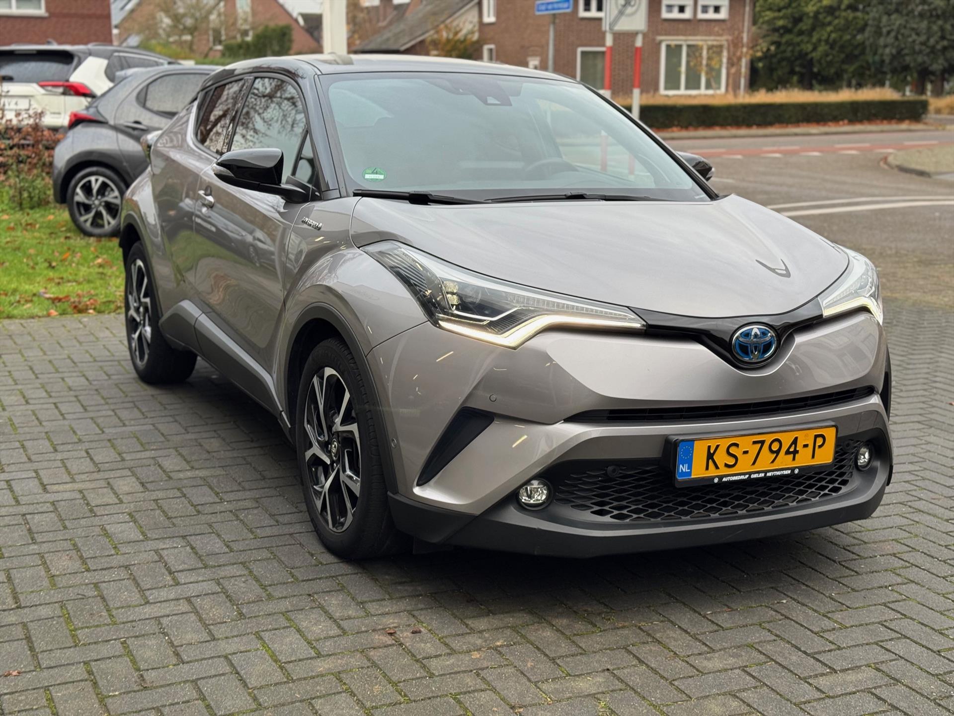 Toyota C-HR 1.8 Hybrid Bi-Tone Plus | Eerste eigenaar, JBL, Leer, Dodehoekherkenning, Parkeersensoren, Stoelverwarming, Weinig KM! 49318574-4.jpg | Autobedrijf Gielen