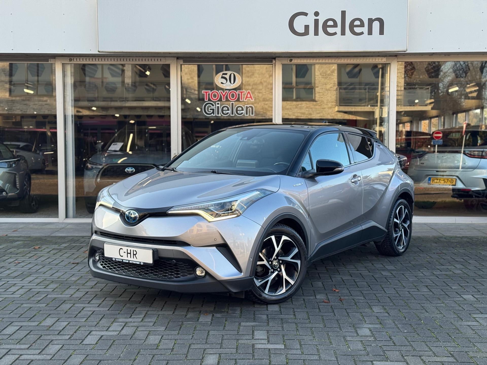 Toyota C-HR 1.8 Hybrid Bi-Tone Plus | JBL, LED Pakket, Dodehoekherkenning, Navigatie, Parkeersensoren, Stoelverwarming, Keyless, 18 inch 49359511-0.jpg | Autobedrijf Gielen