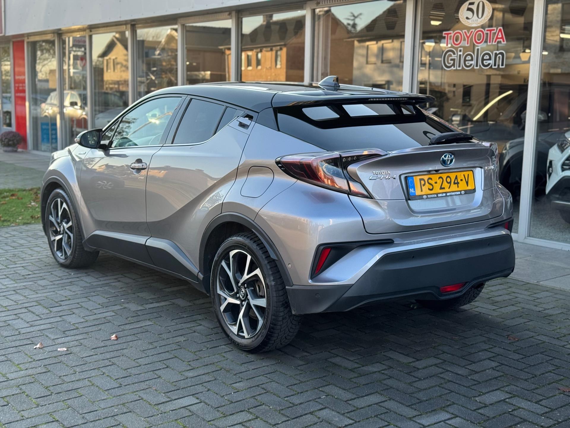 Toyota C-HR 1.8 Hybrid Bi-Tone Plus | JBL, LED Pakket, Dodehoekherkenning, Navigatie, Parkeersensoren, Stoelverwarming, Keyless, 18 inch 49359511-3.jpg | Autobedrijf Gielen