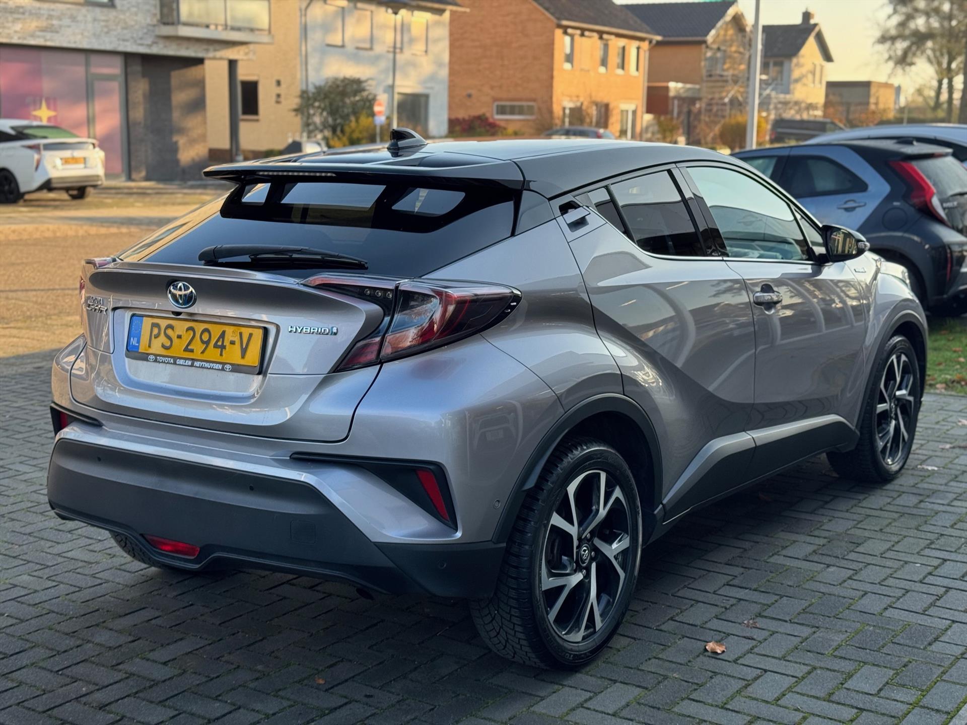 Toyota C-HR 1.8 Hybrid Bi-Tone Plus | JBL, LED Pakket, Dodehoekherkenning, Navigatie, Parkeersensoren, Stoelverwarming, Keyless, 18 inch 49359511-4.jpg | Autobedrijf Gielen