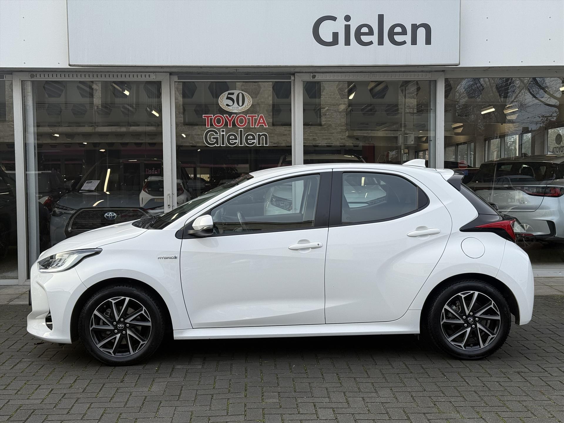 Toyota Yaris 1.5 Hybrid Dynamic | Navigatie, 16 inch, LED, Apple CarPlay/Android Auto, Licht + Regensensor, Parkeercamera 49369586-2.jpg | Autobedrijf Gielen